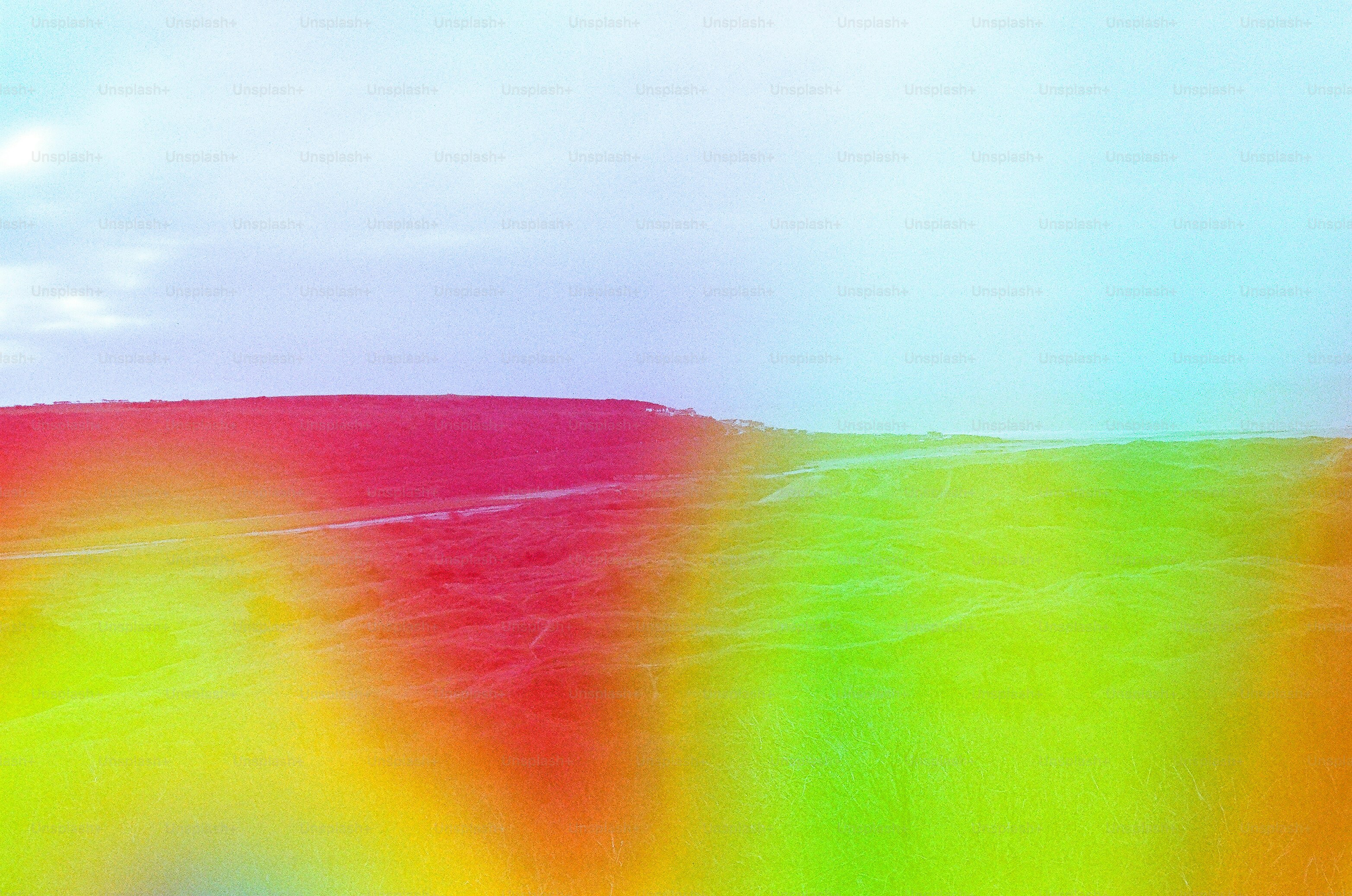 Paysage abstrait aux teintes vibrantes de rouge, vert et bleu.