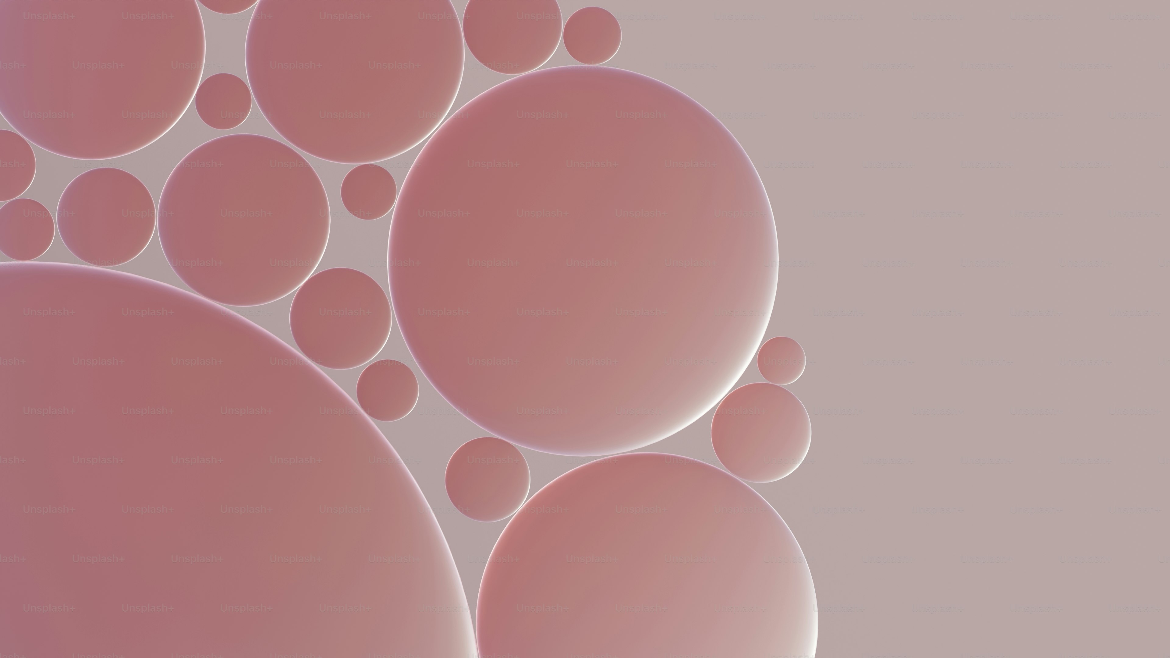 Gros plan de bulles d’huile roses sur fond gris