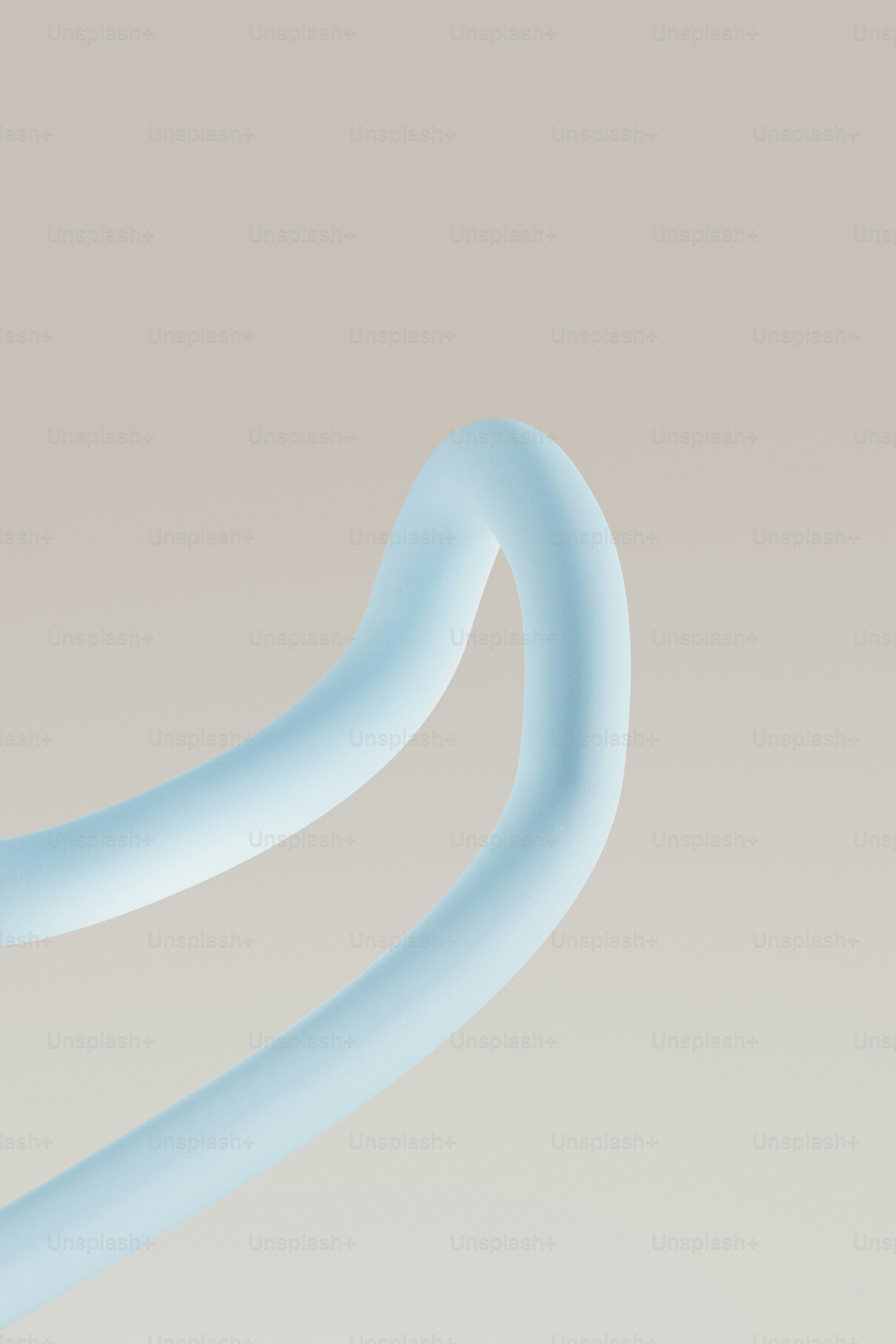 Un tube courbé bleu clair sur un fond neutre