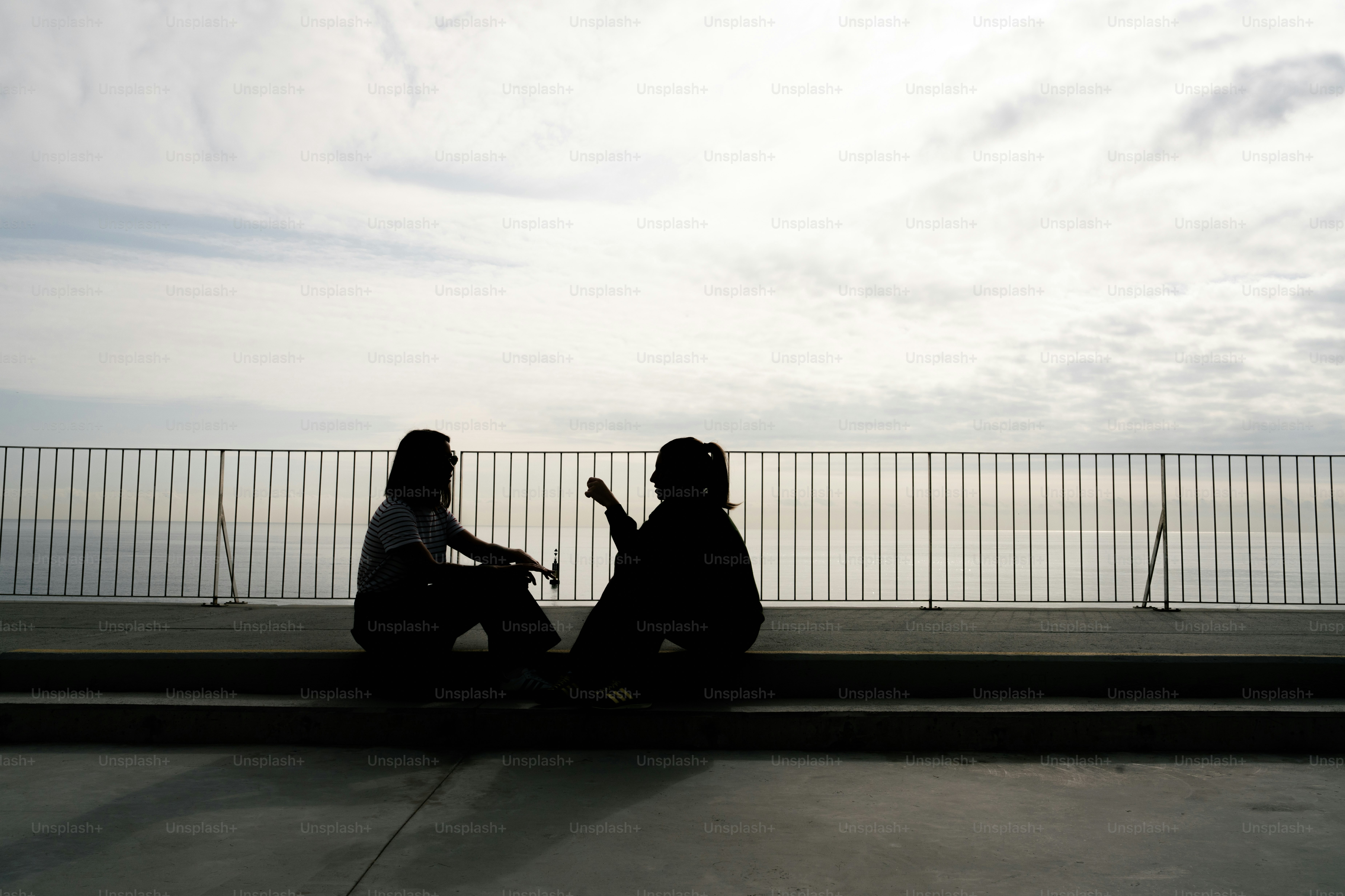 흐린 하늘을 배경으로 두 사람이 실루엣으로 보였다