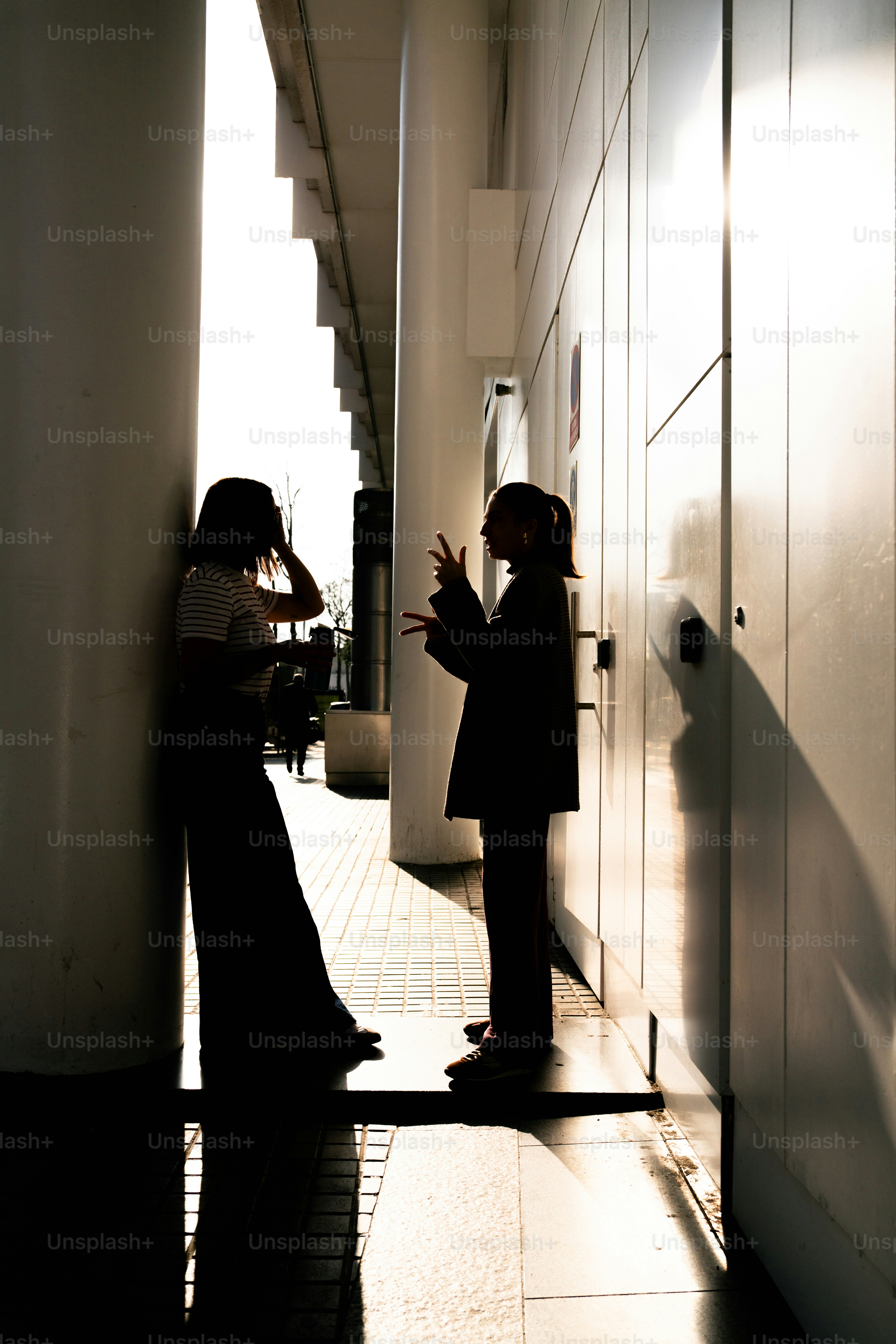 밝은 빛을 배경으로 두 사람이 실루엣으로 떠오르며 대화하고 있었다.