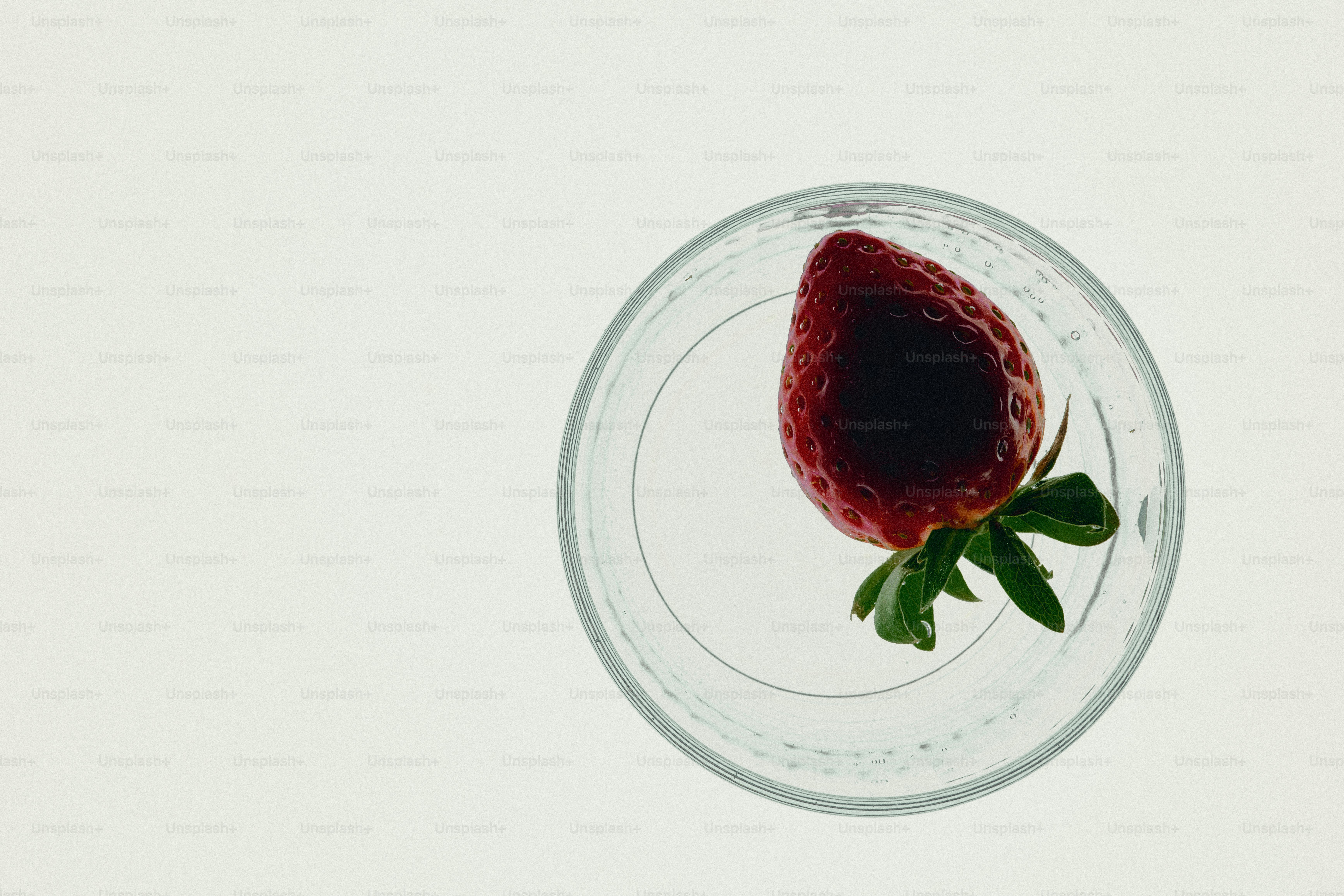 Fresa única en un vaso transparente