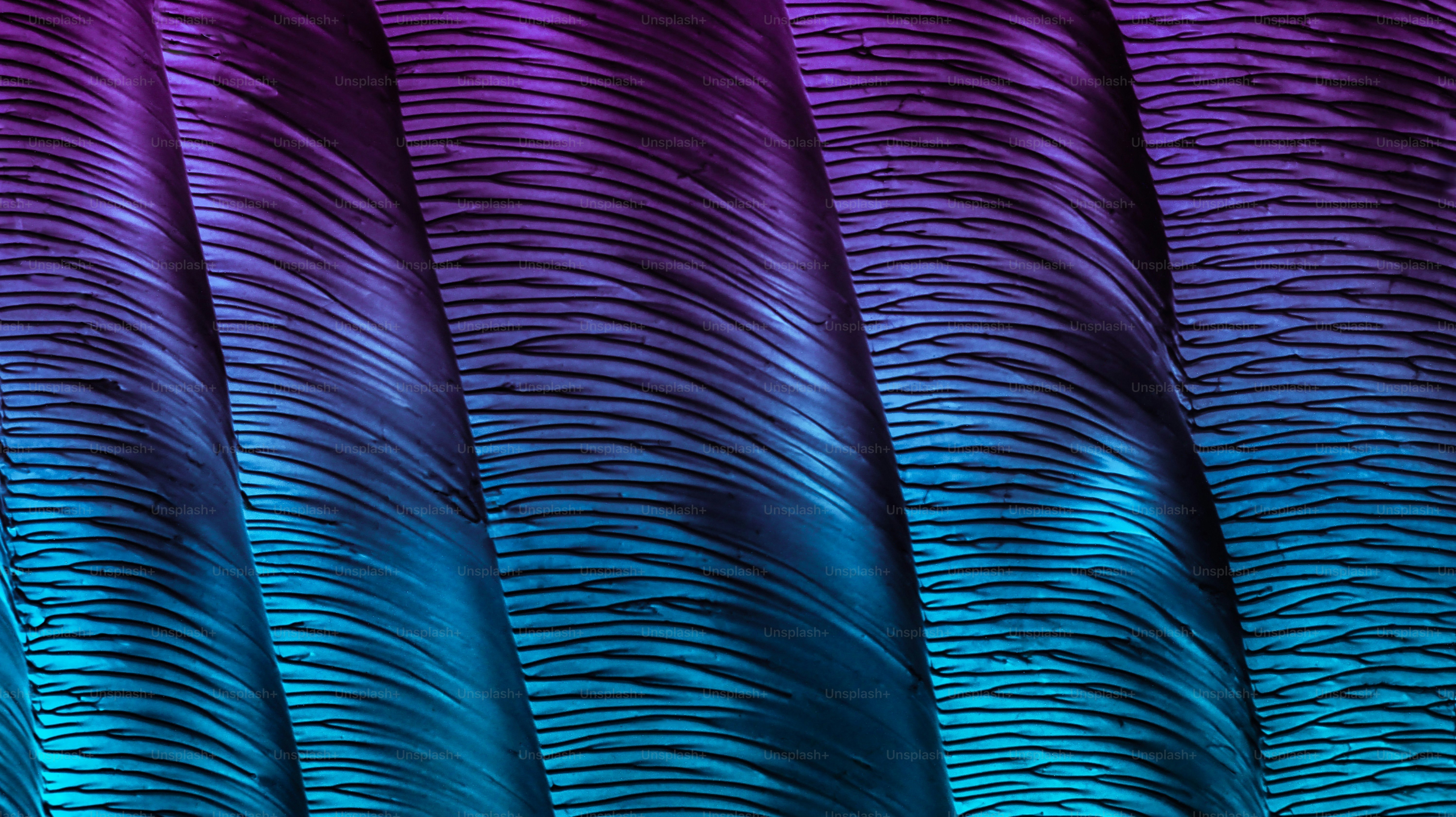 Superficie astratta con texture e sfumatura viola e blu.