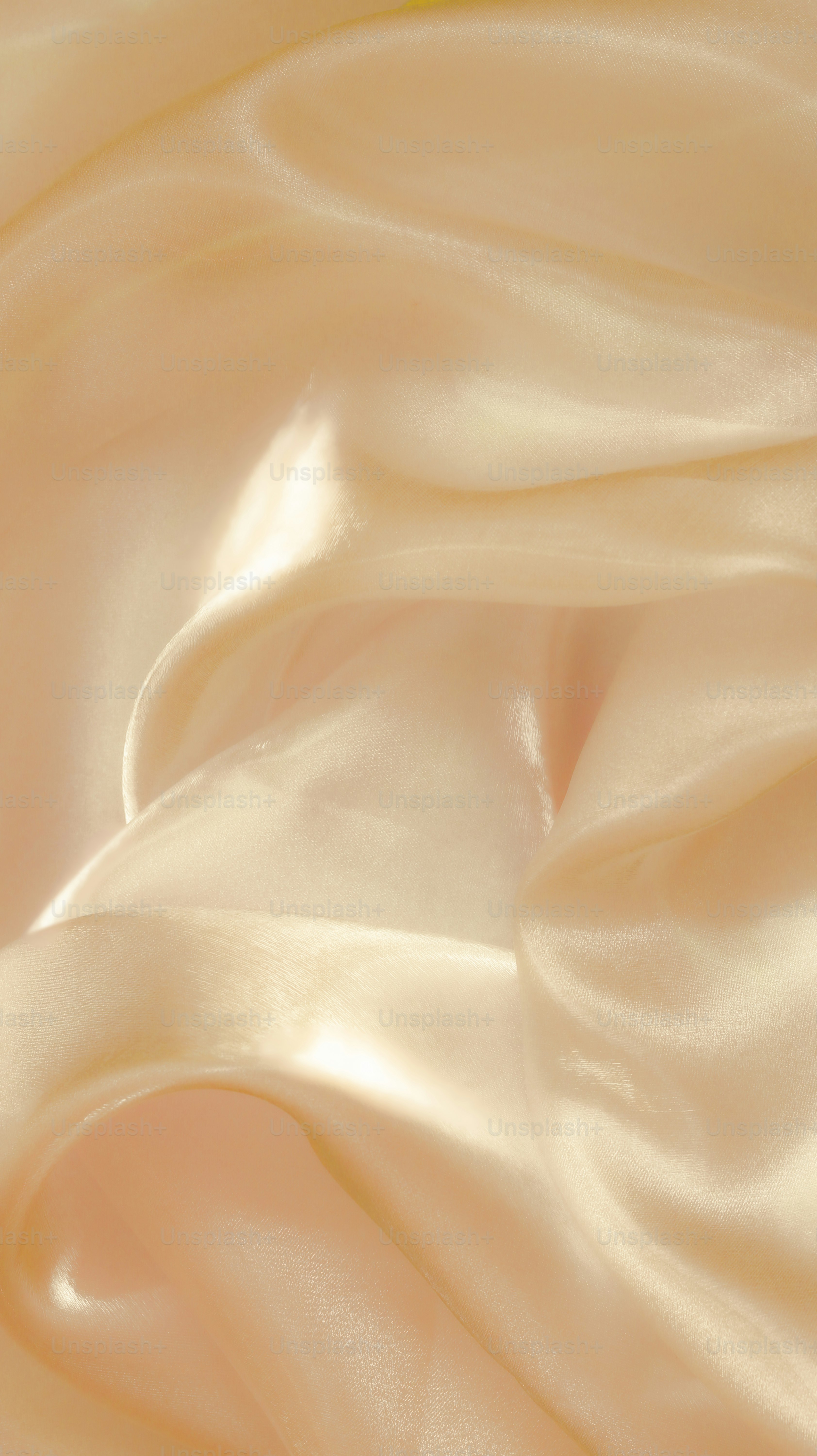 Tessuto di raso cremoso con pieghe e riflessi morbidi