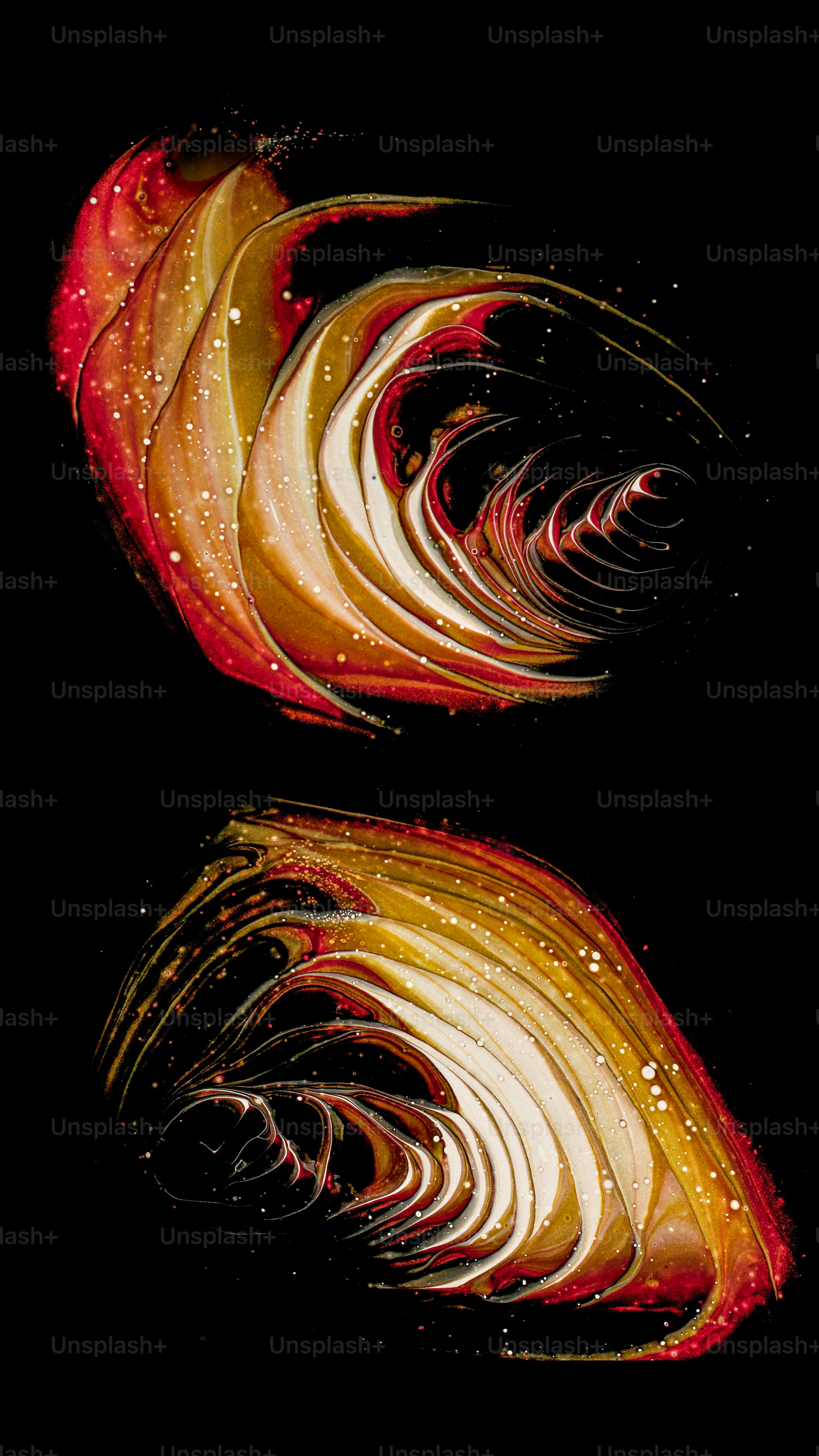 Due vortici astratti di rosso, oro e bianco su nero.