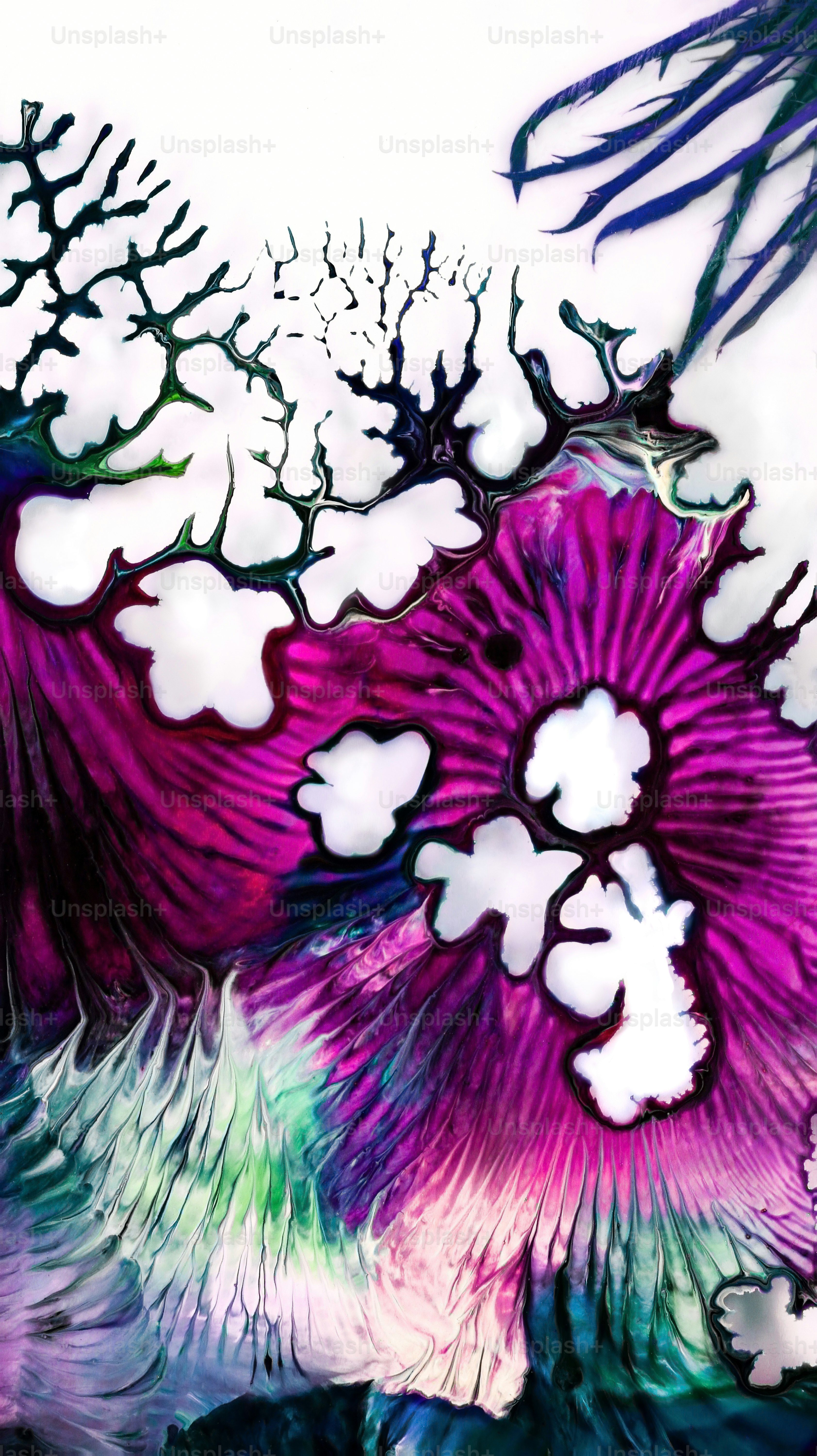 Motivi d'inchiostro colorati astratti con spazio negativo bianco.