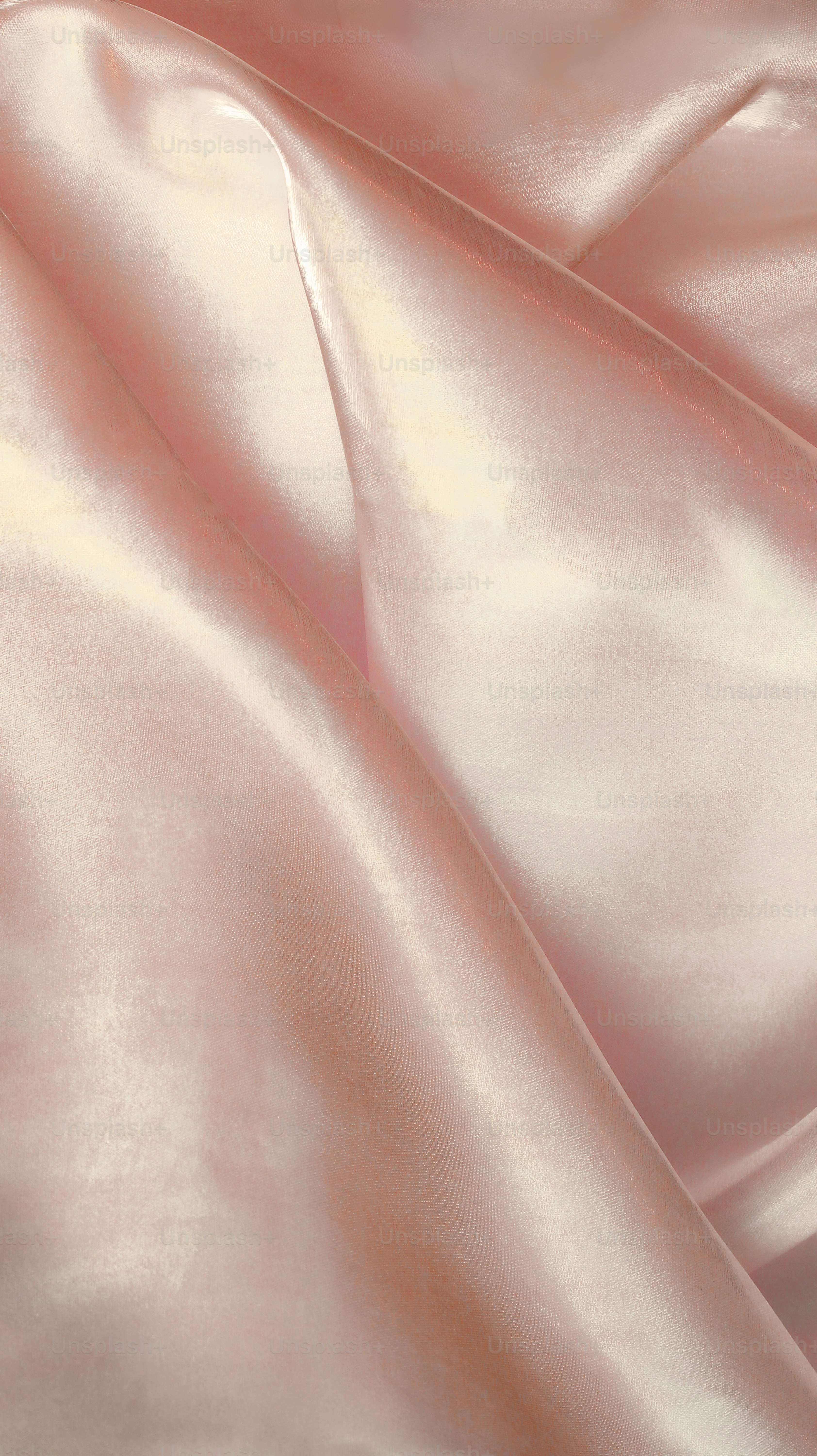 Tessuto rasato rosa liscio con pieghe e riflessi morbidi