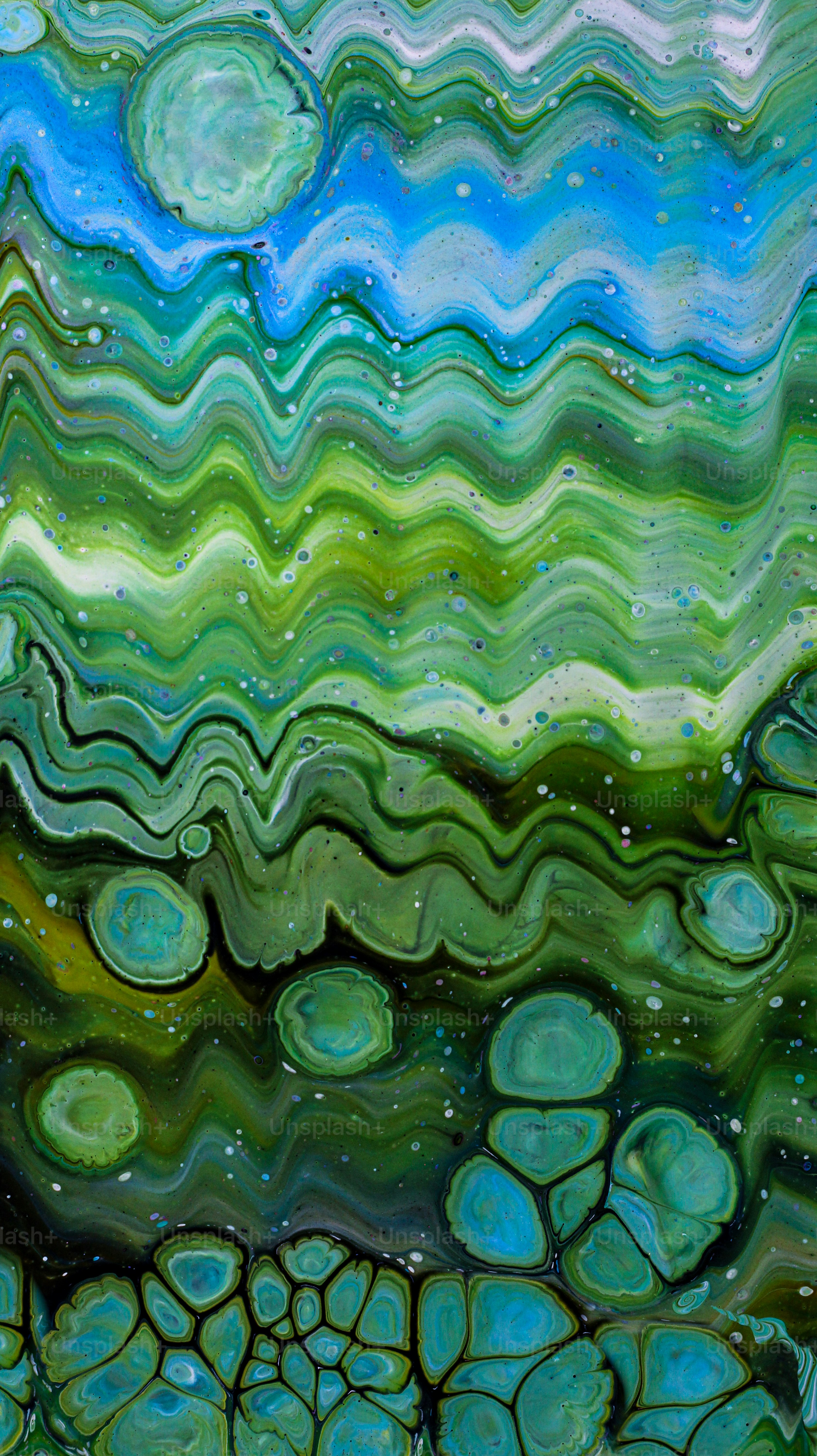 Motivi astratti ondulati blu e verde con forme circolari