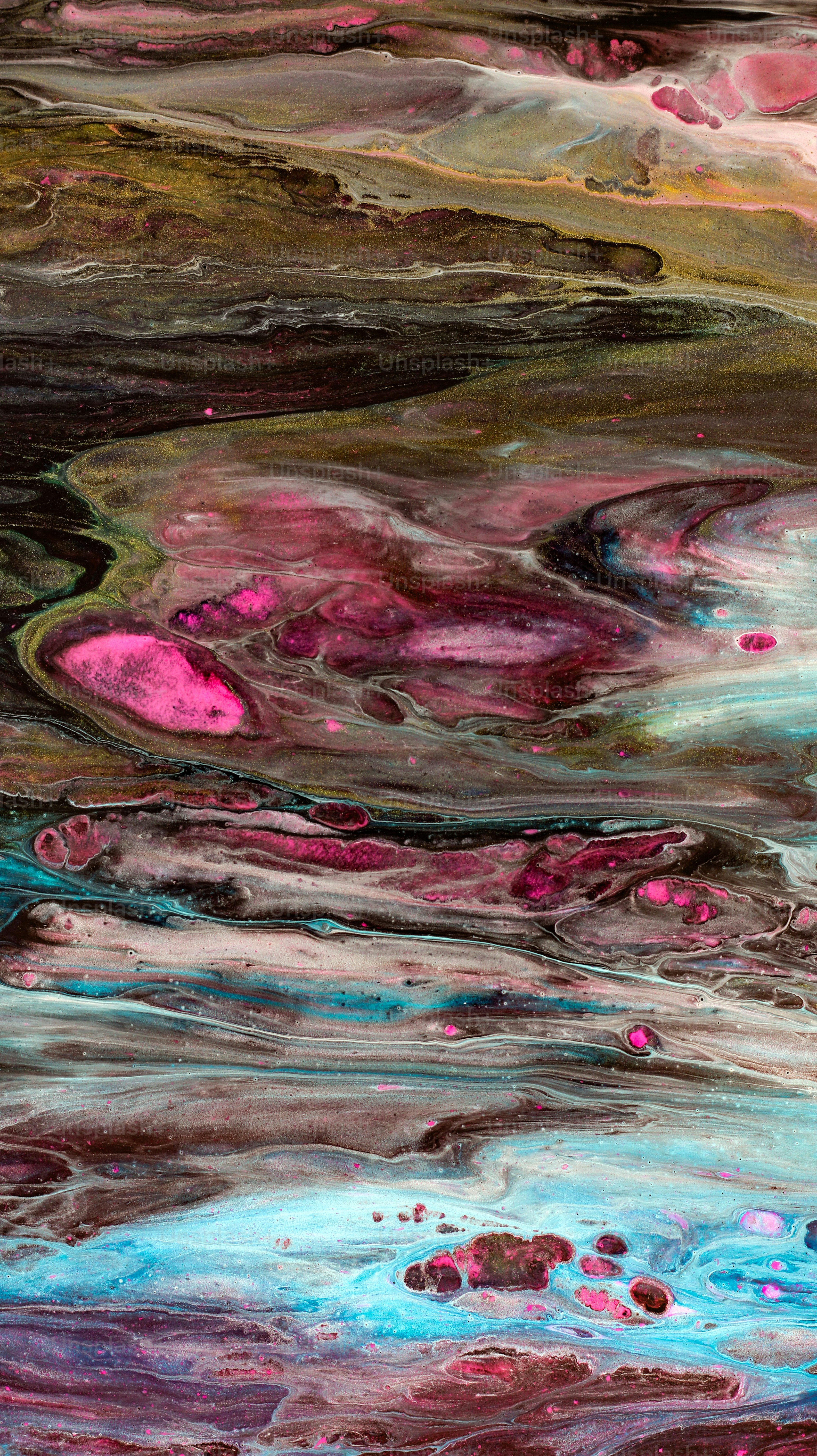 Arte astratta e fluida con vortici rosa, blu e marroni.