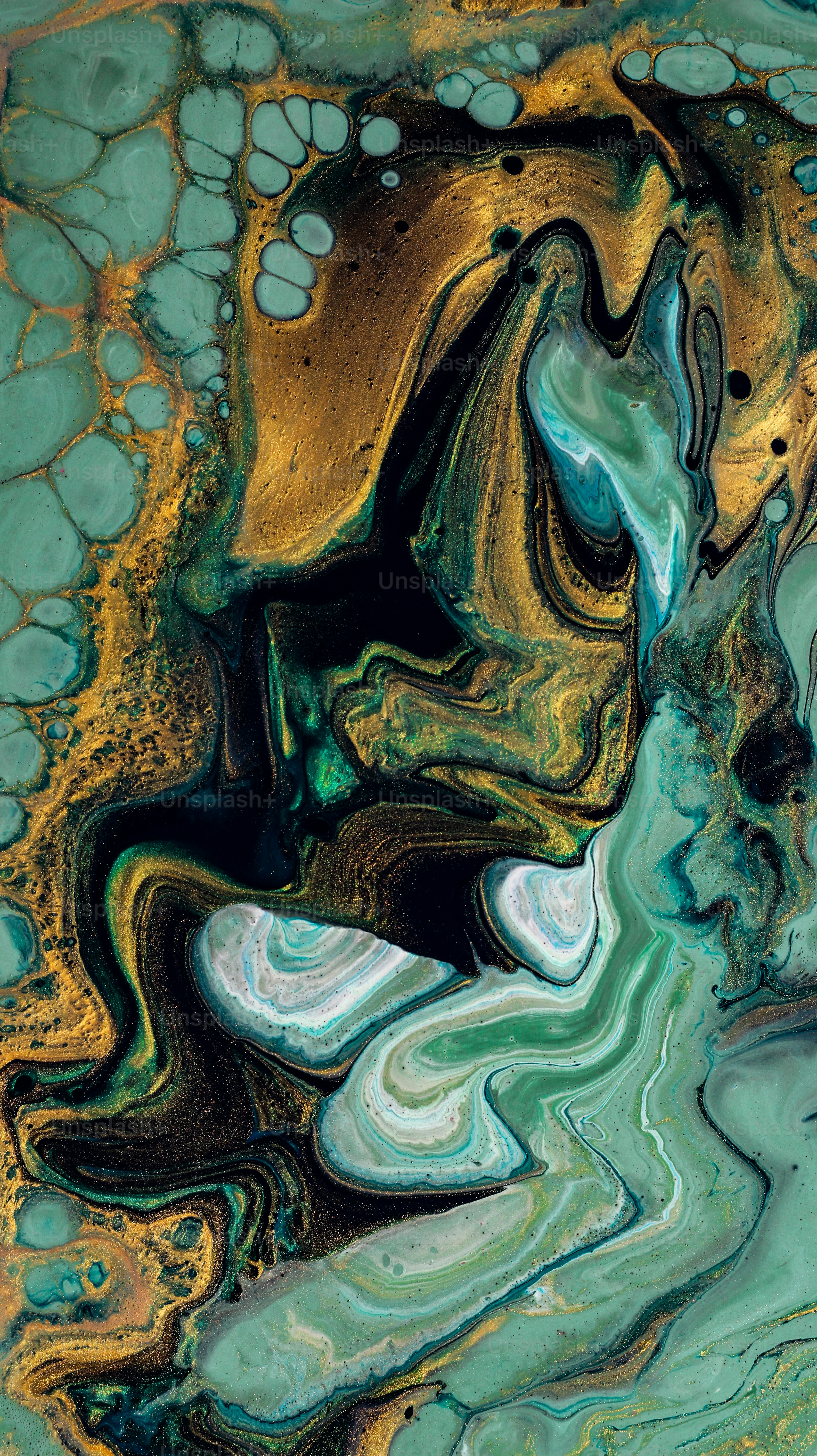 Motivi astratti e vorticosi di vernice turchese, oro e nero.