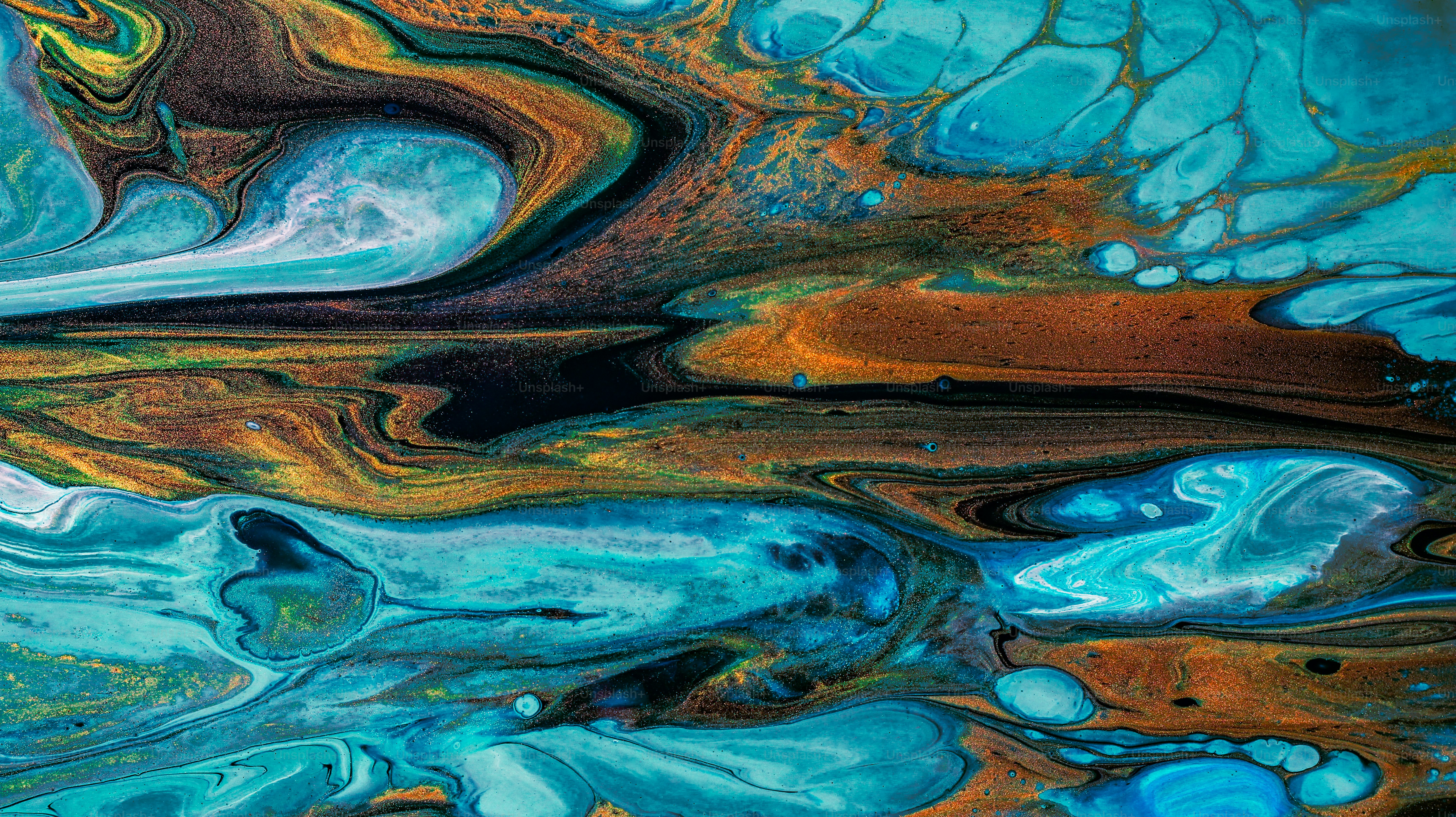 Arte astratta e fluida con vortici blu, marrone e nero.