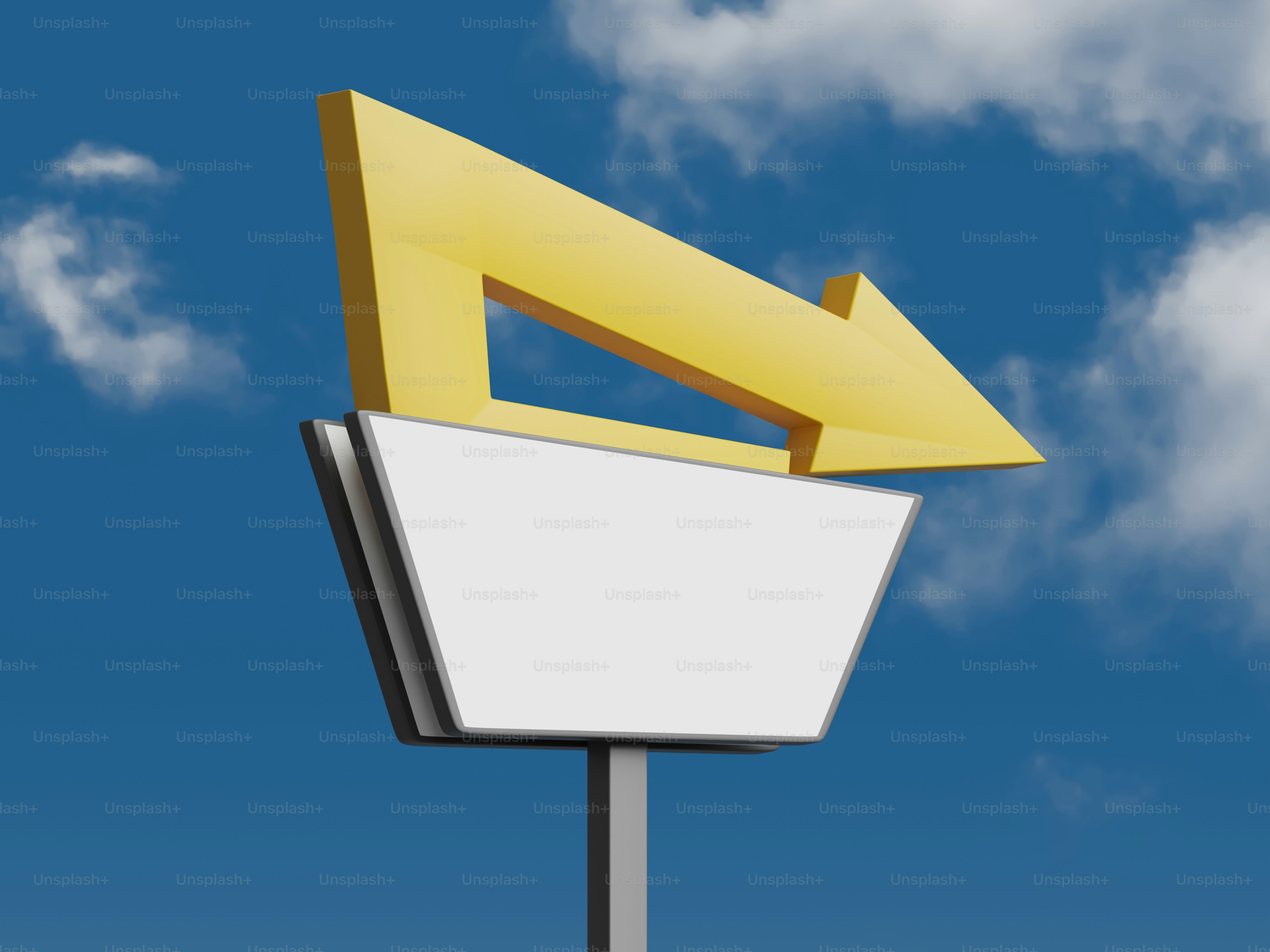 하늘을 배경으로 빈 공간이 있는 노란 화살표 표지판