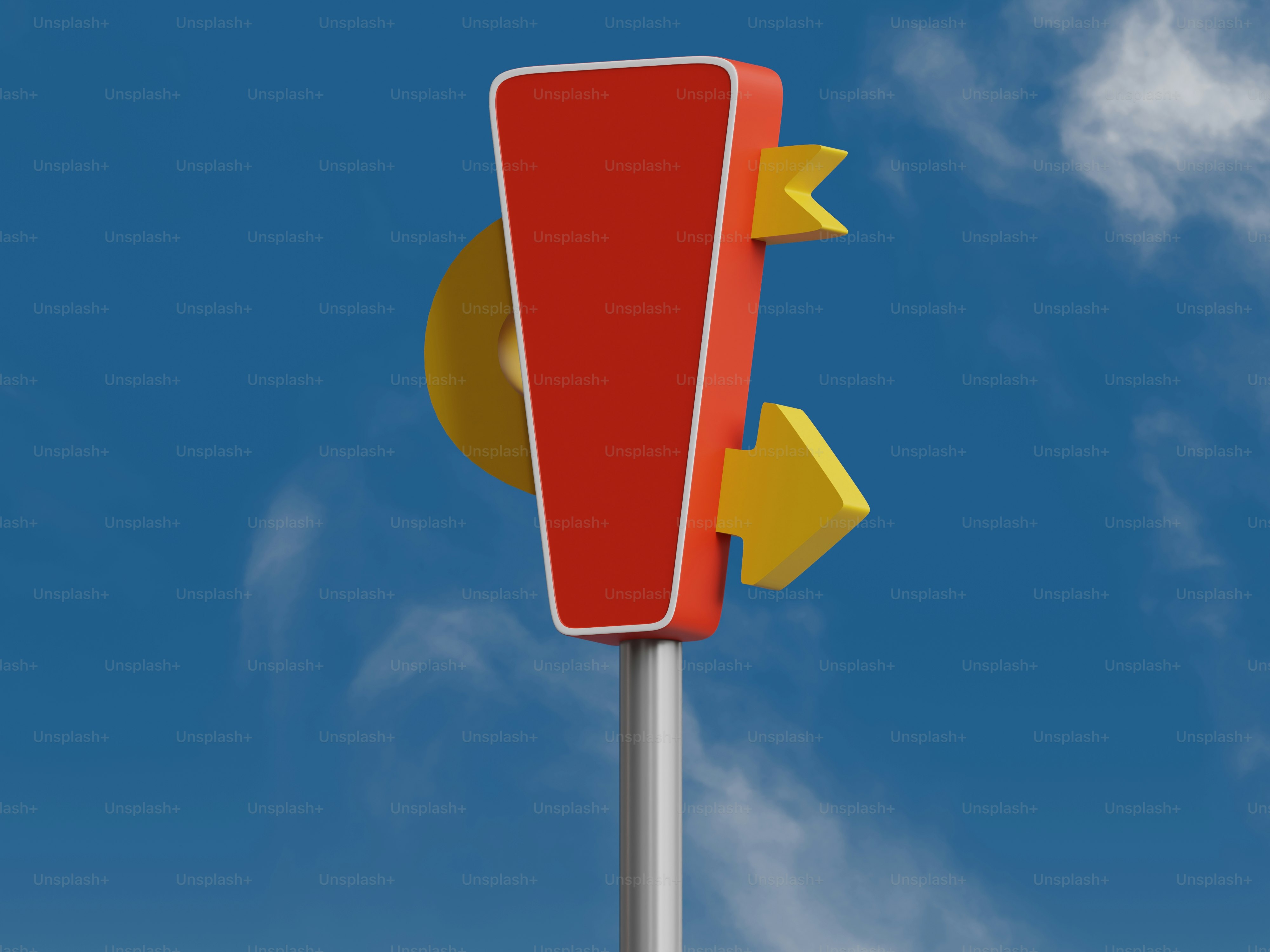 노란 화살표가 있는 빈 도로변 표지판