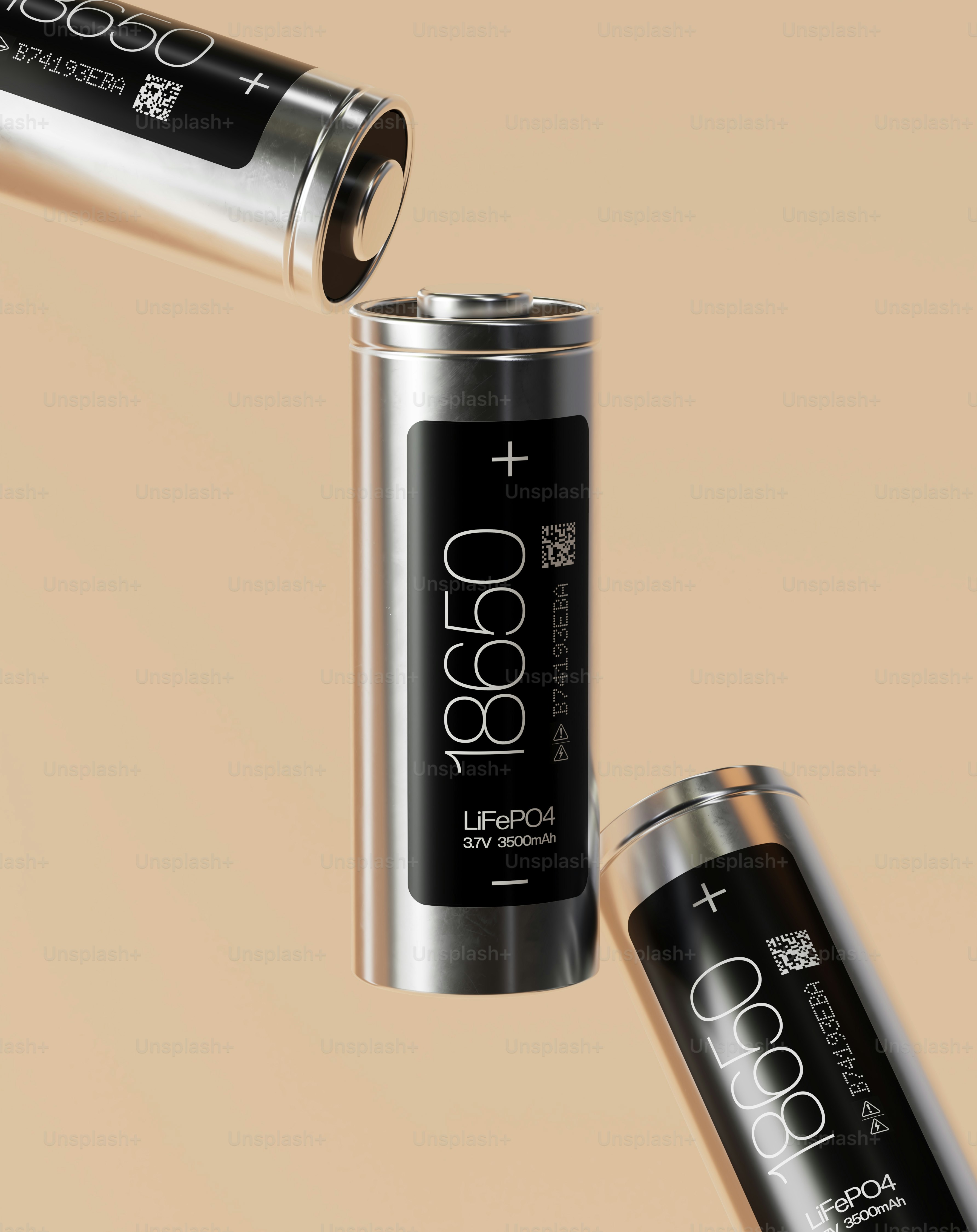 베이지색 배경에 18650 리튬이온 배터리 세 개가 있습니다