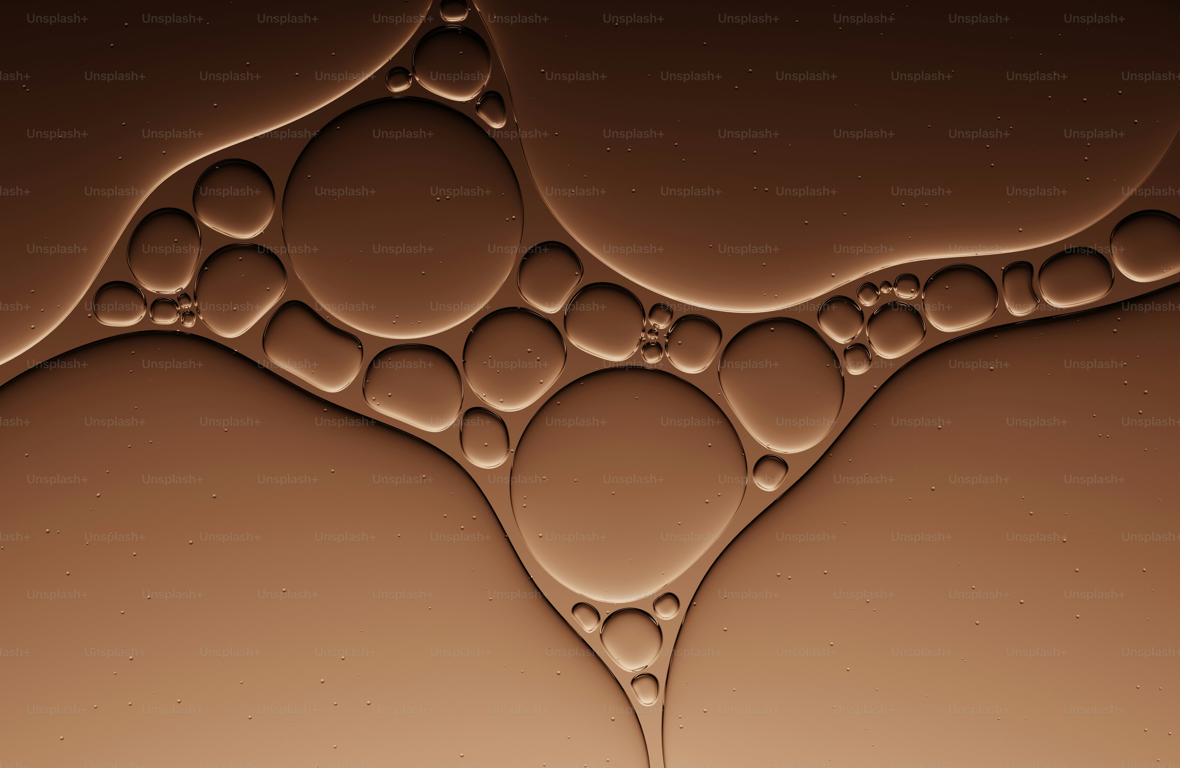 Líquido marrón con muchas burbujas pequeñas y círculos grandes.