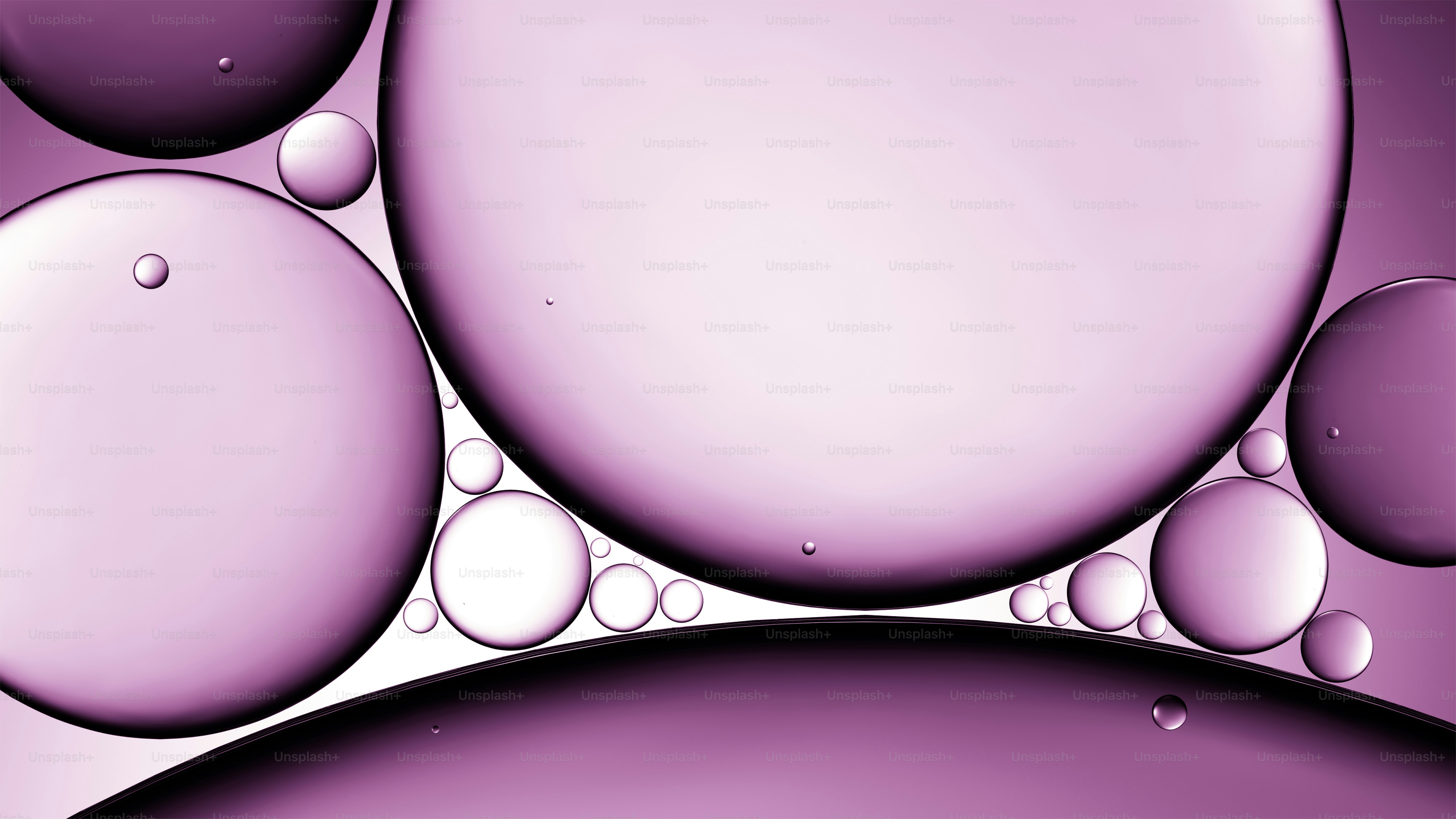 Gros plan sur des boules d’huile et d’eau violettes