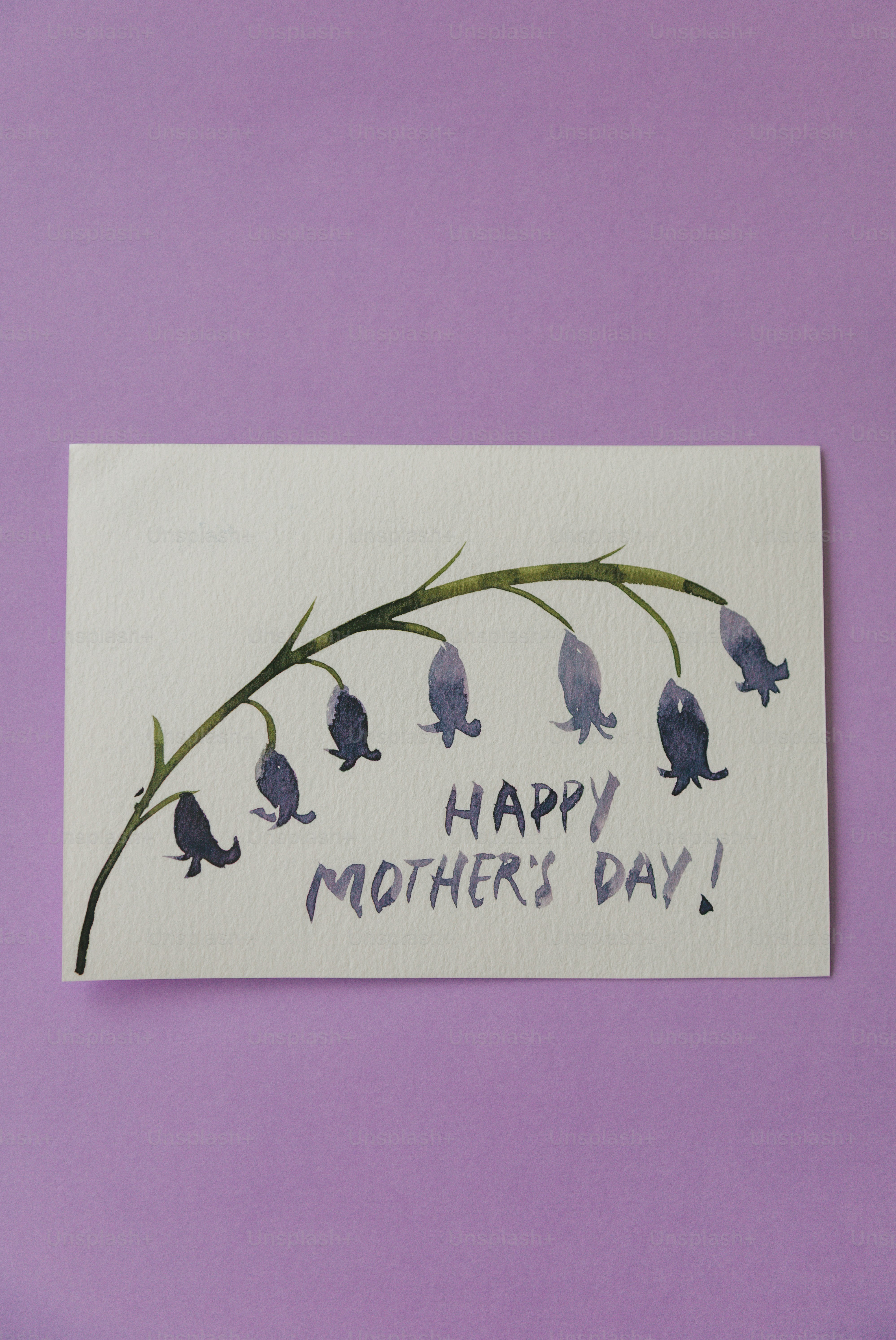Aquarell-Blauglocken auf einer Karte mit der Aufschrift "Happy Mother's Day"