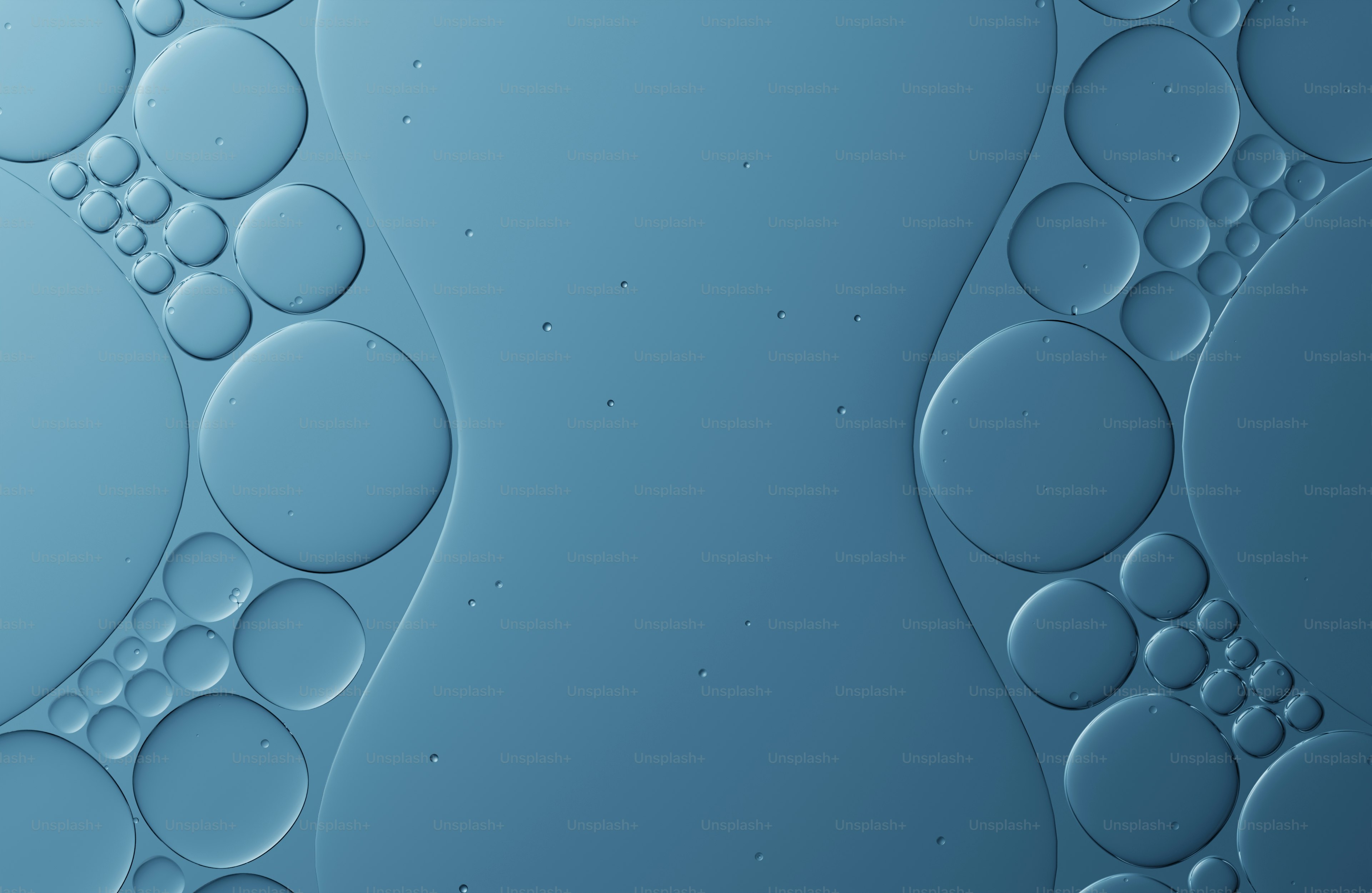 青い液体で、多くの小さな泡が模様を形成しています