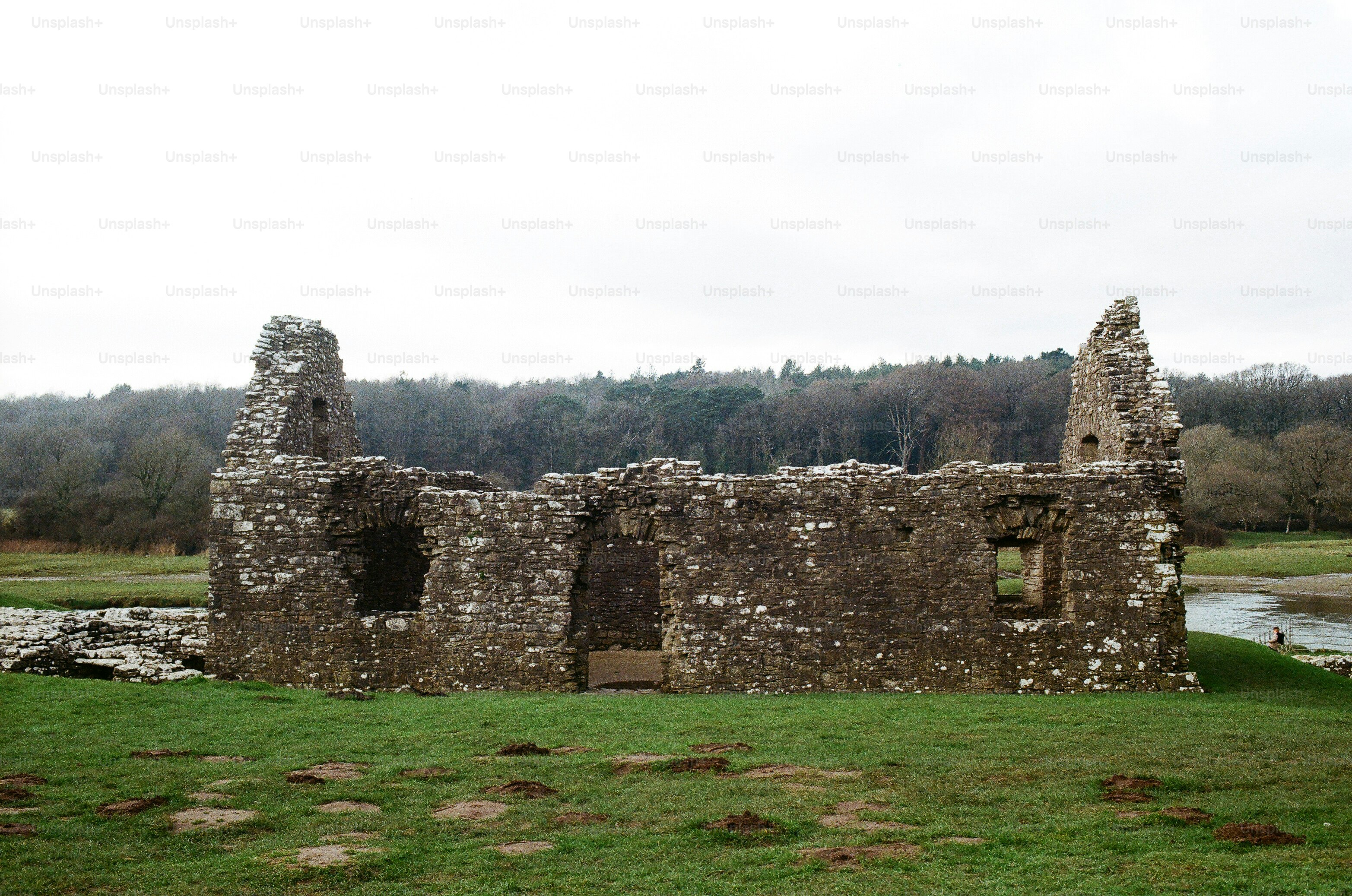 Rovine in pietra di un vecchio edificio in un campo