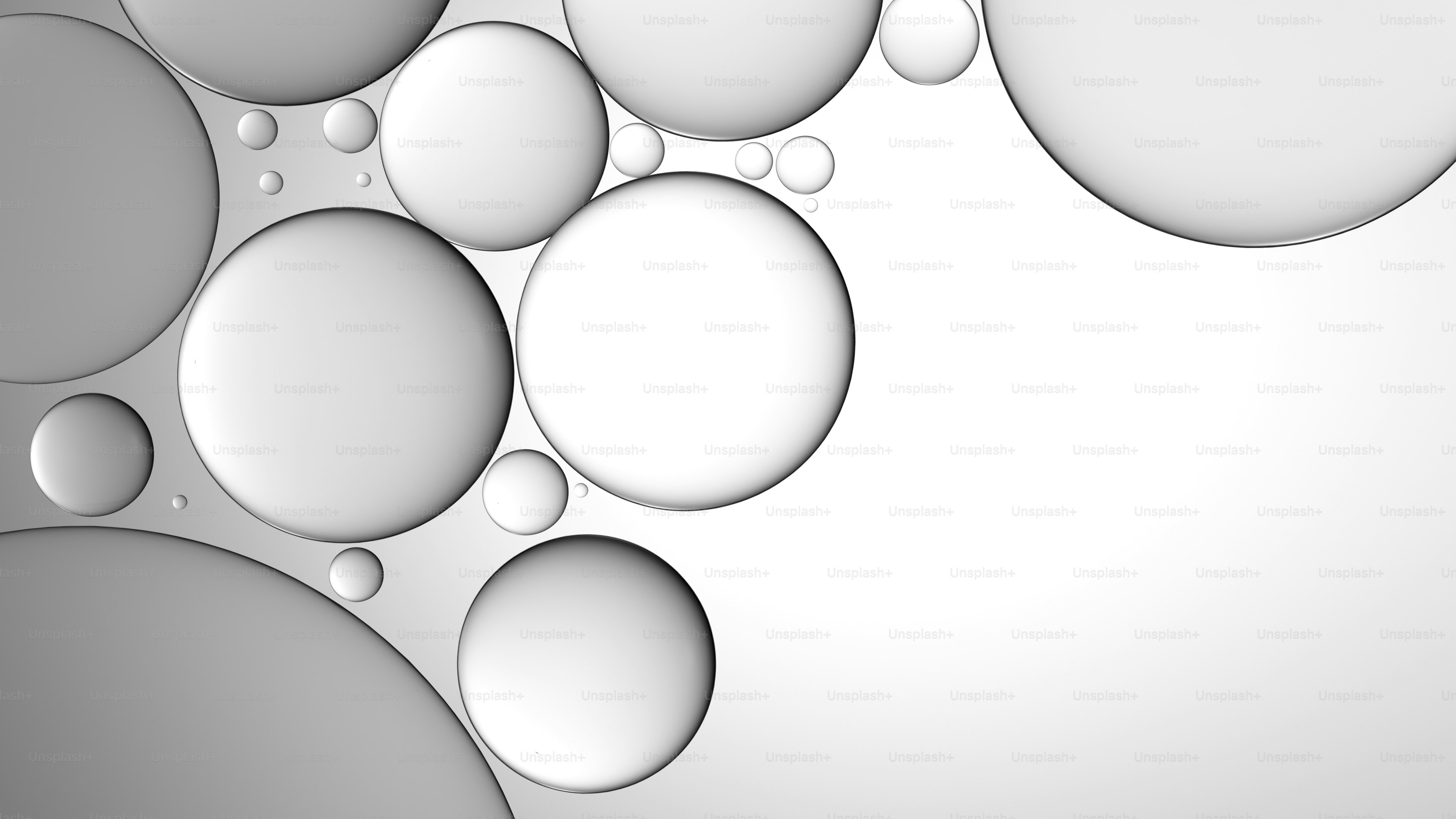 Disposition abstraite de sphères et bulles translucides.
