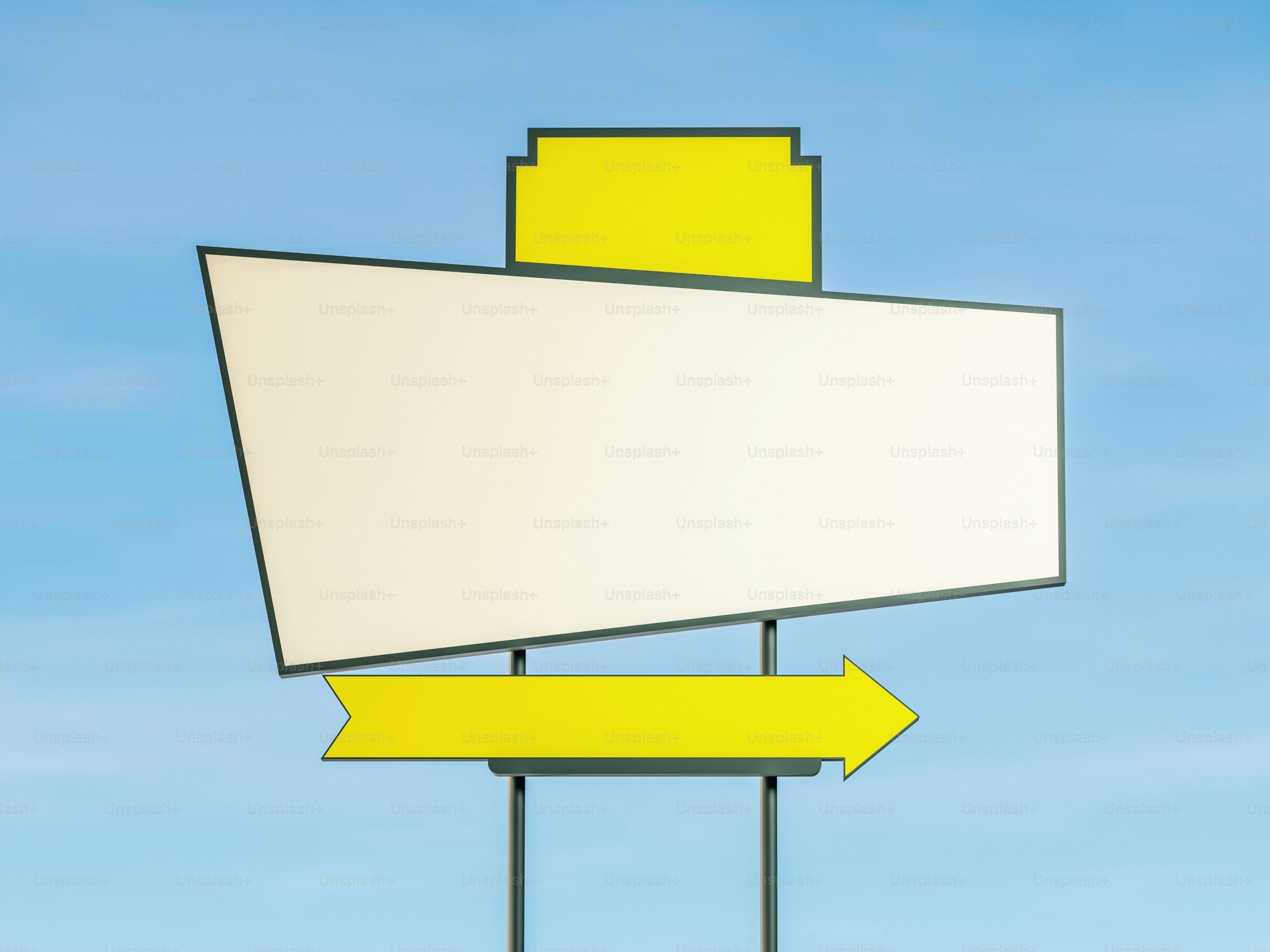 Un panneau vide sur le bord de la route sur un ciel bleu