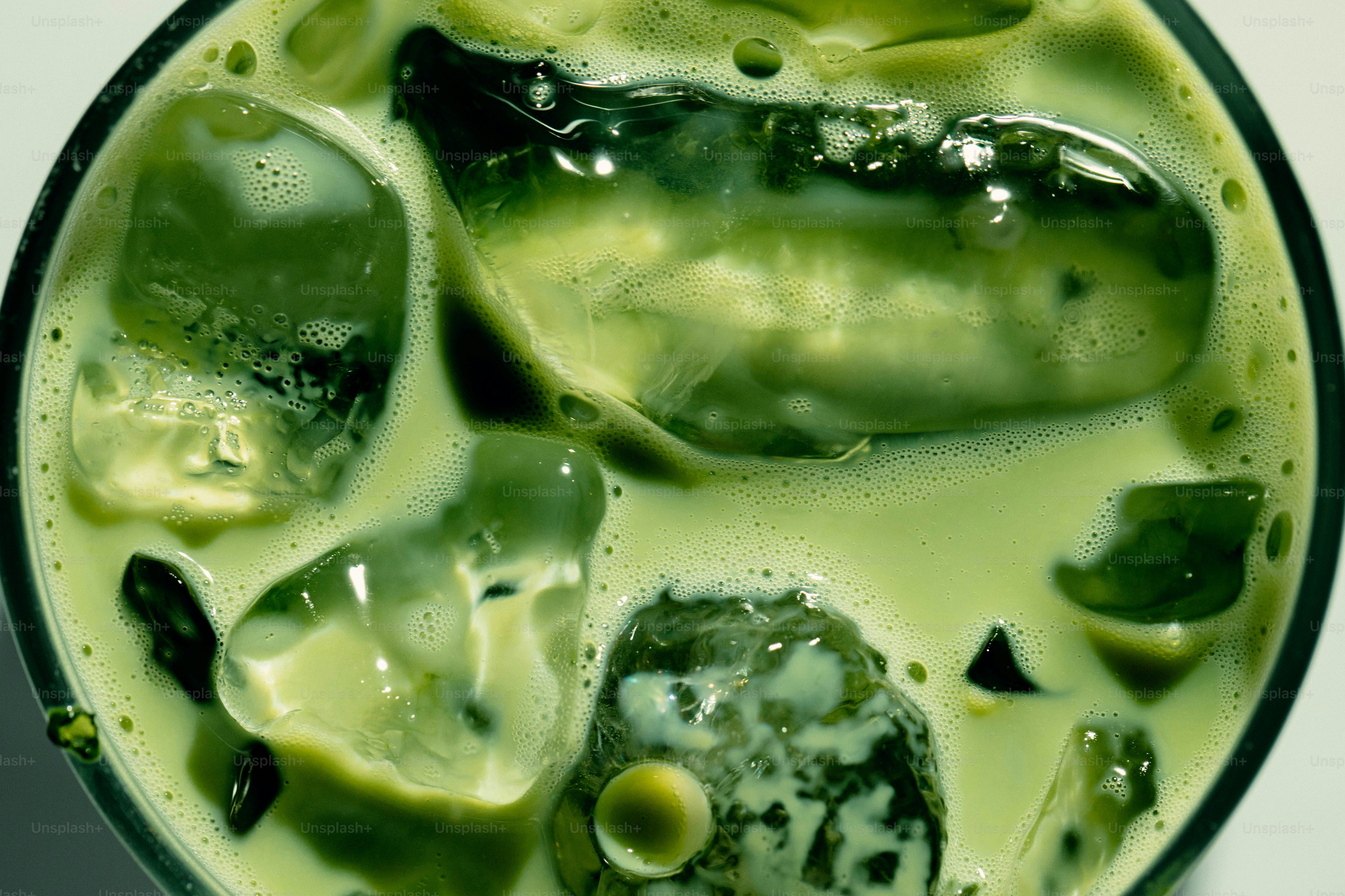 얼음 조각이 들어간 말차 라떼 클로즈업