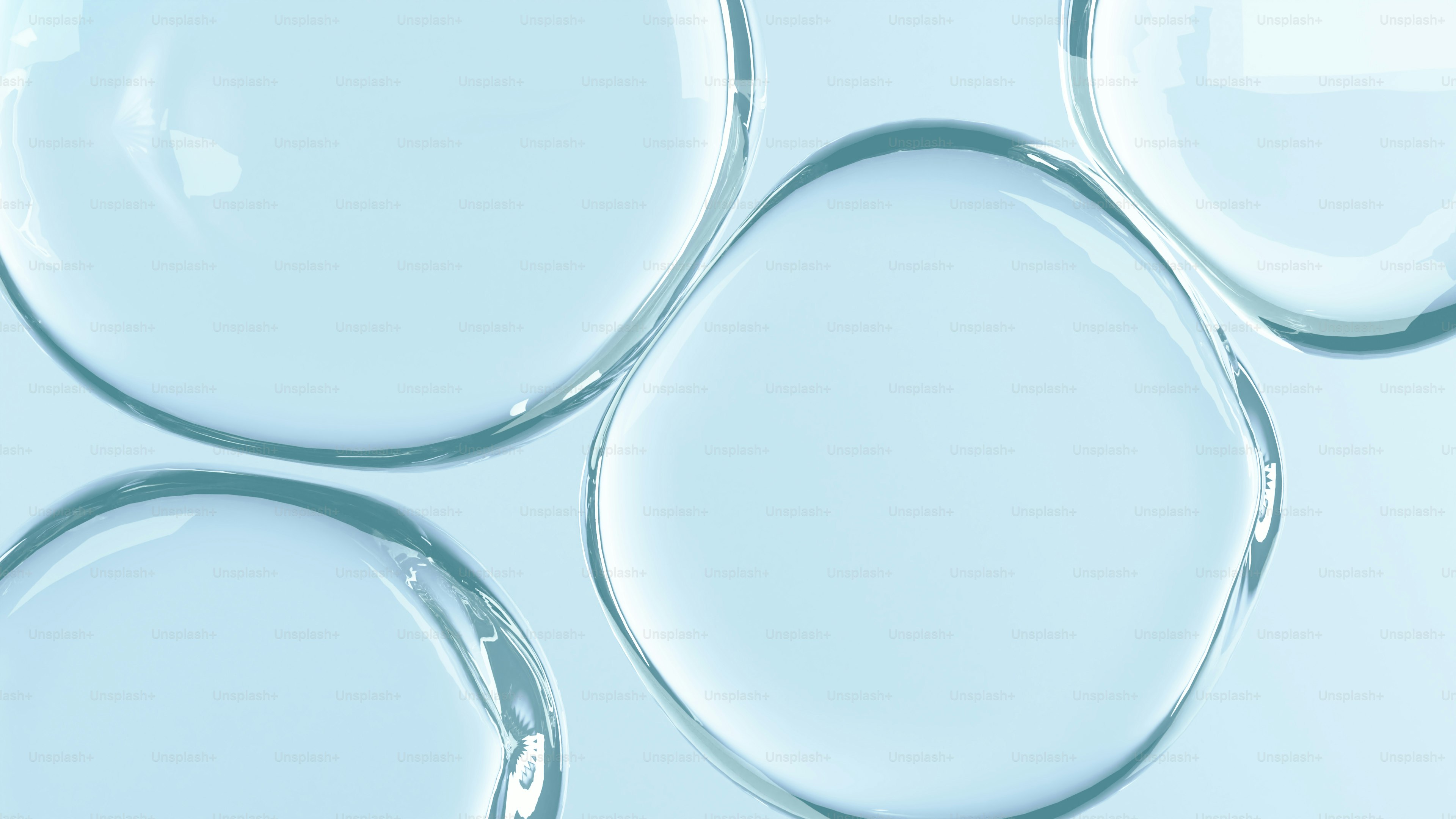 연한 파란색 배경에 맑은 물방울이 클로즈업된 사진.