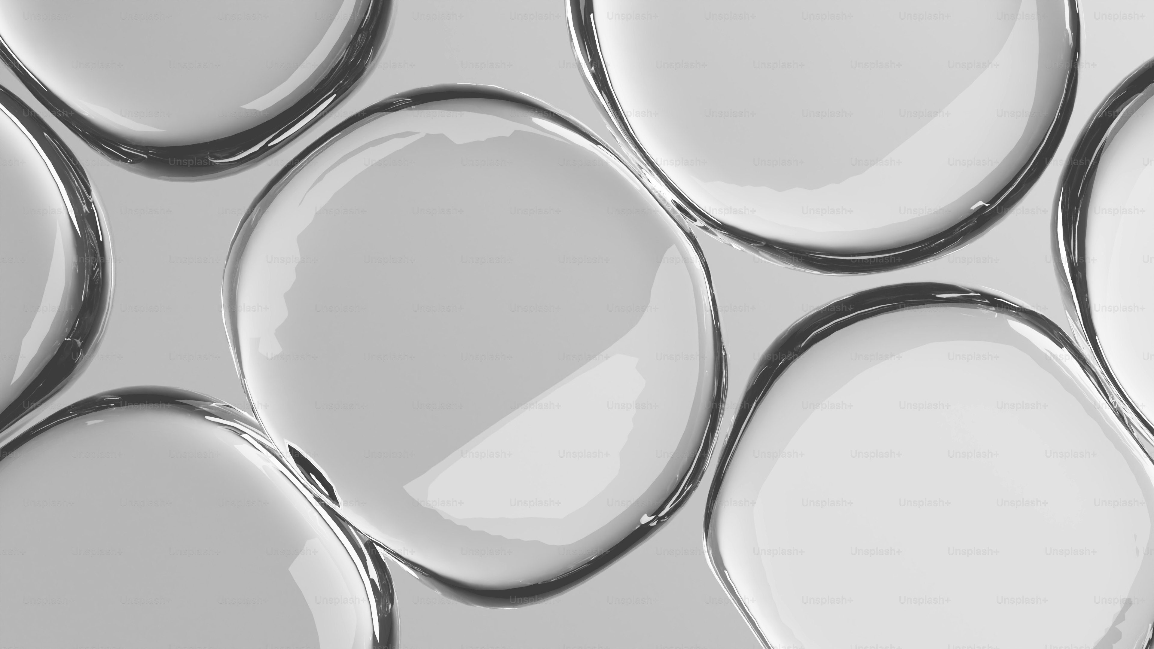 밝은 배경에 투명한 액체 구슬 클로즈업.