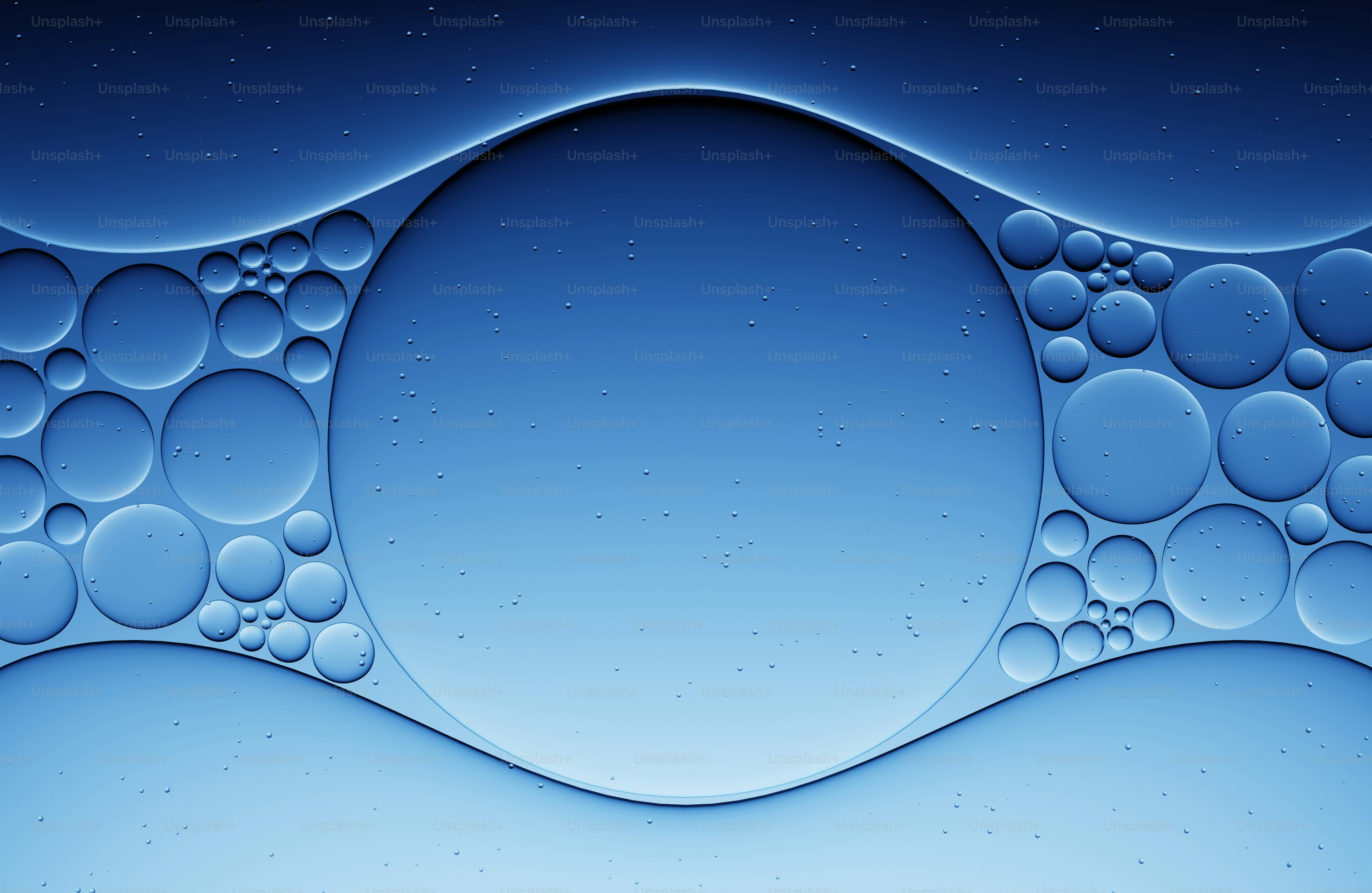 抽象的な青い背景に円形の形と波が描かれています。