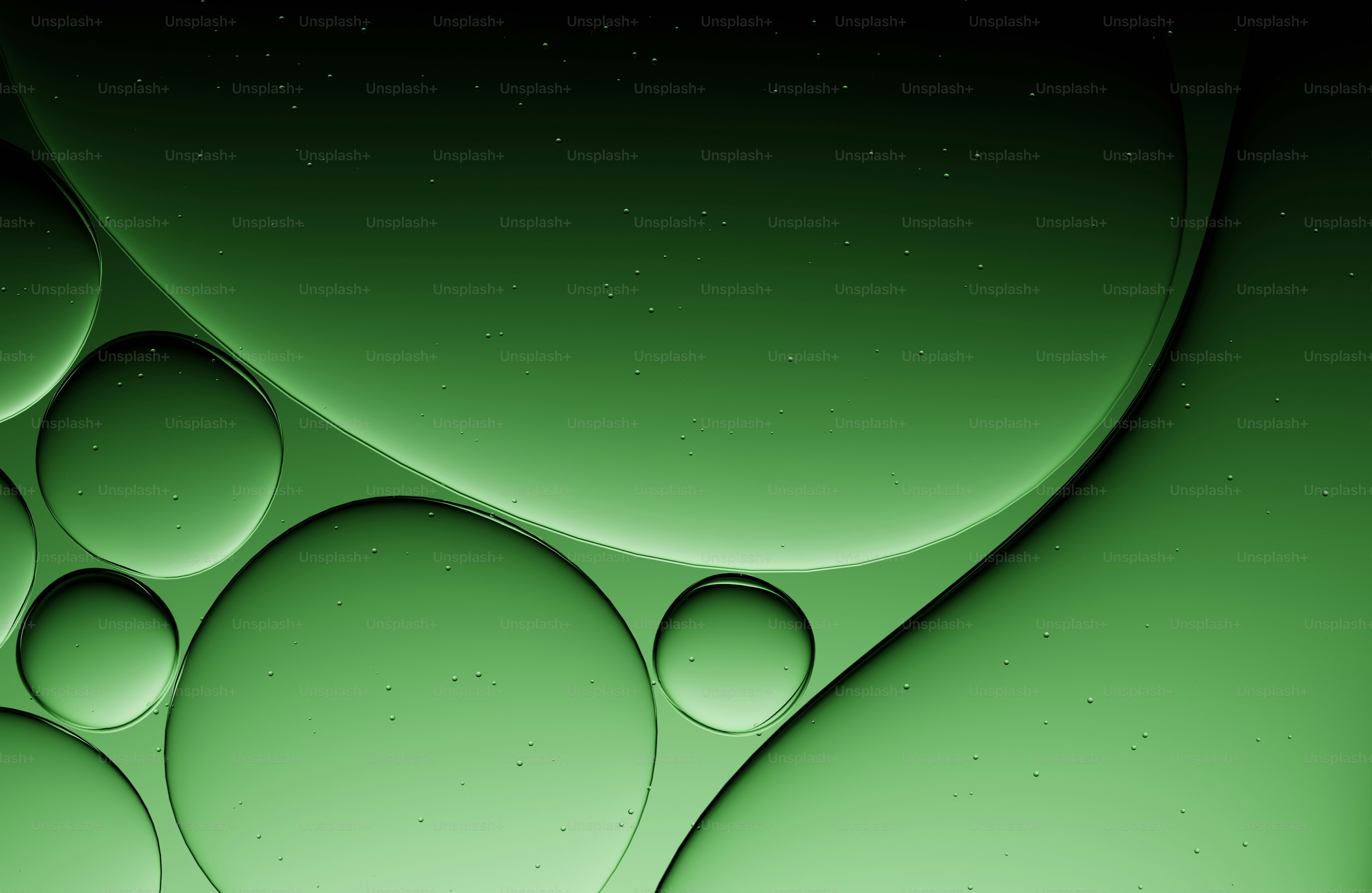 緑色の油と水の泡の抽象的な背景。