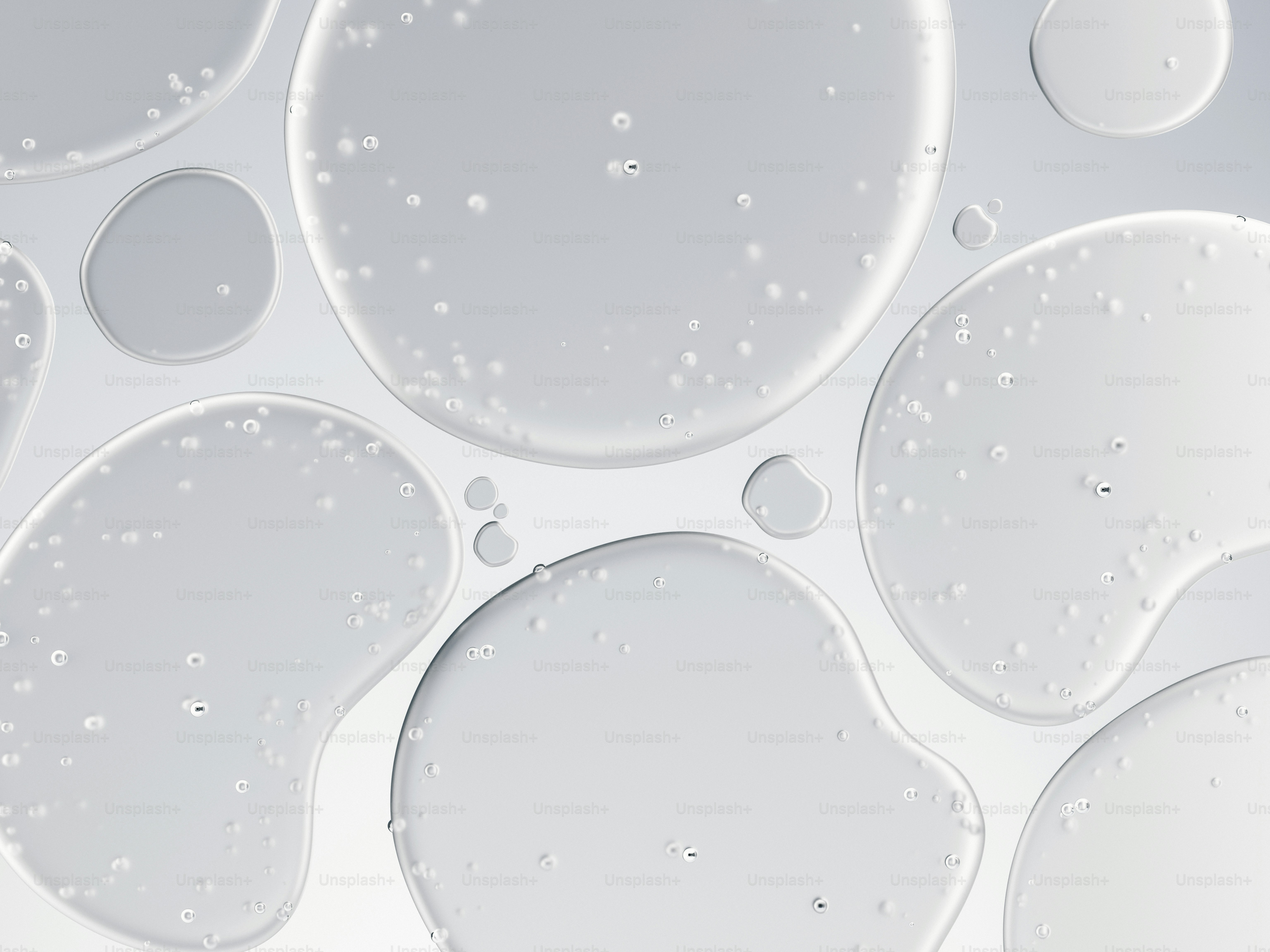 Plan rapproché abstrait de bulles liquides claires avec de petites poches d’air.