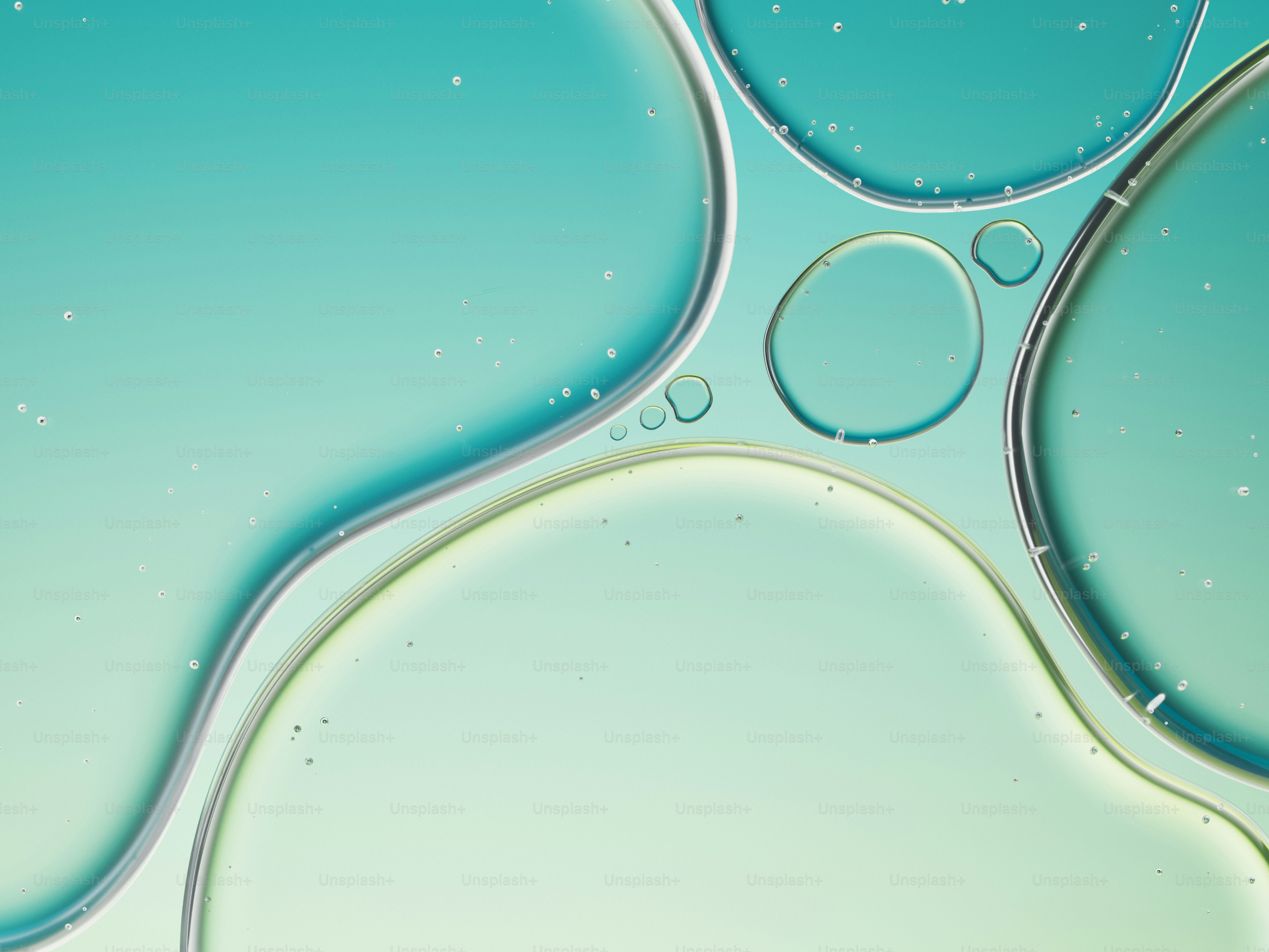 Turquoise abstrait, huile verte et bulles d’eau