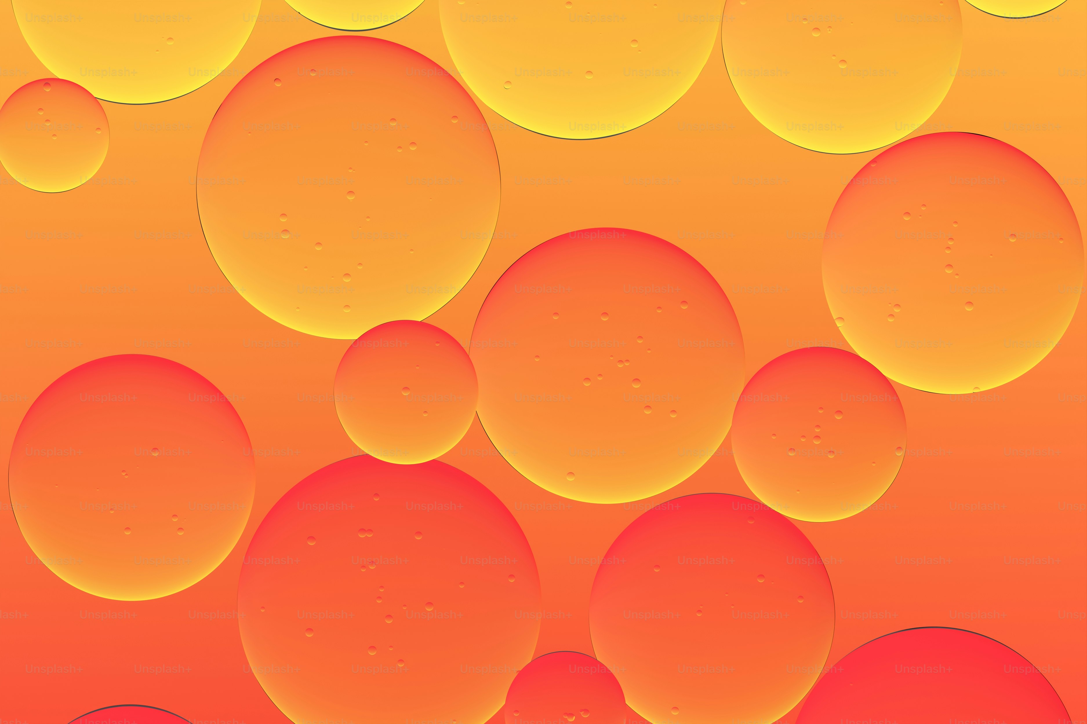 抽象的なオレンジと黄色の円でグラデーションが描かれています。