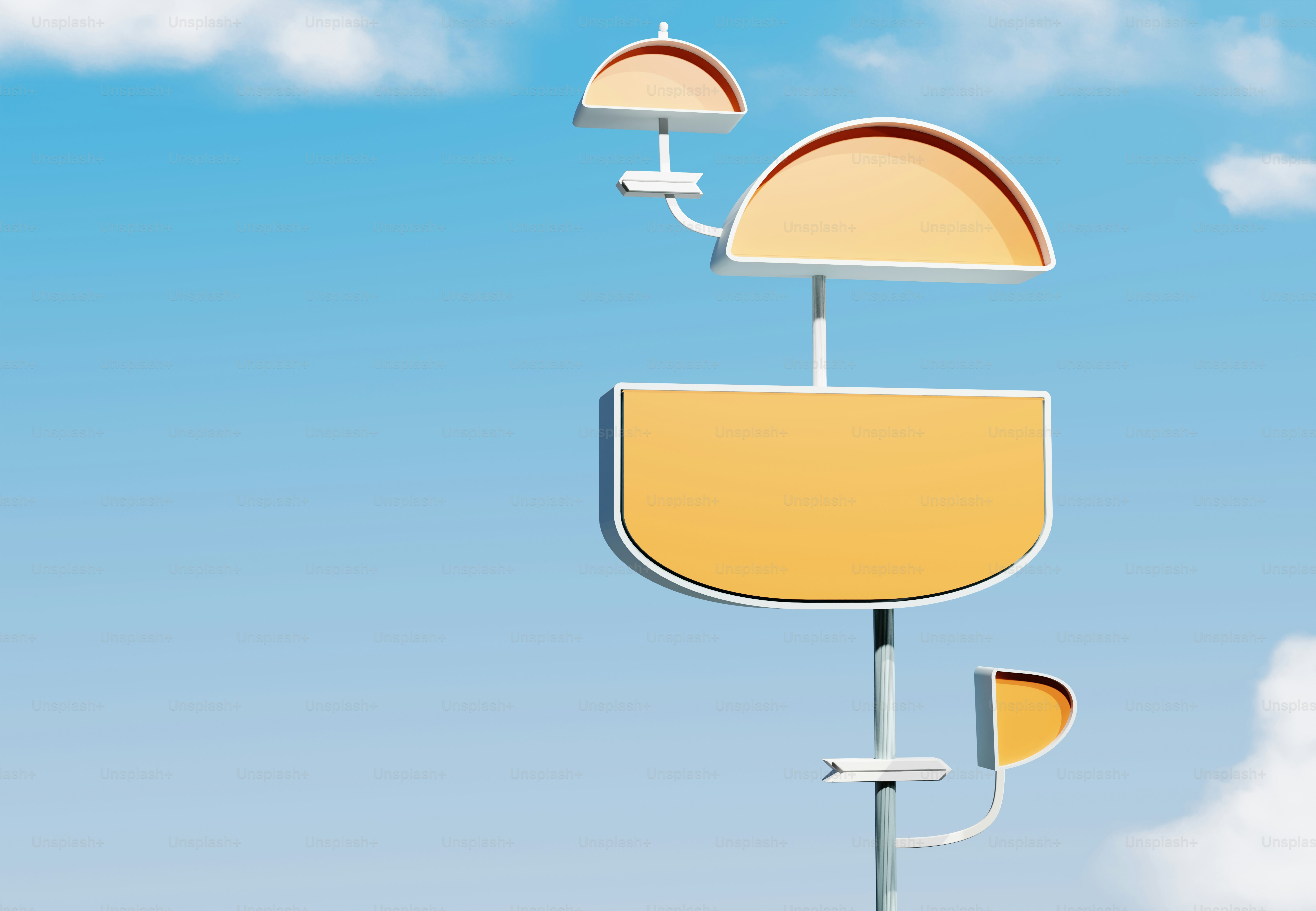 青空を背景に、いくつかの空の黄色い看板