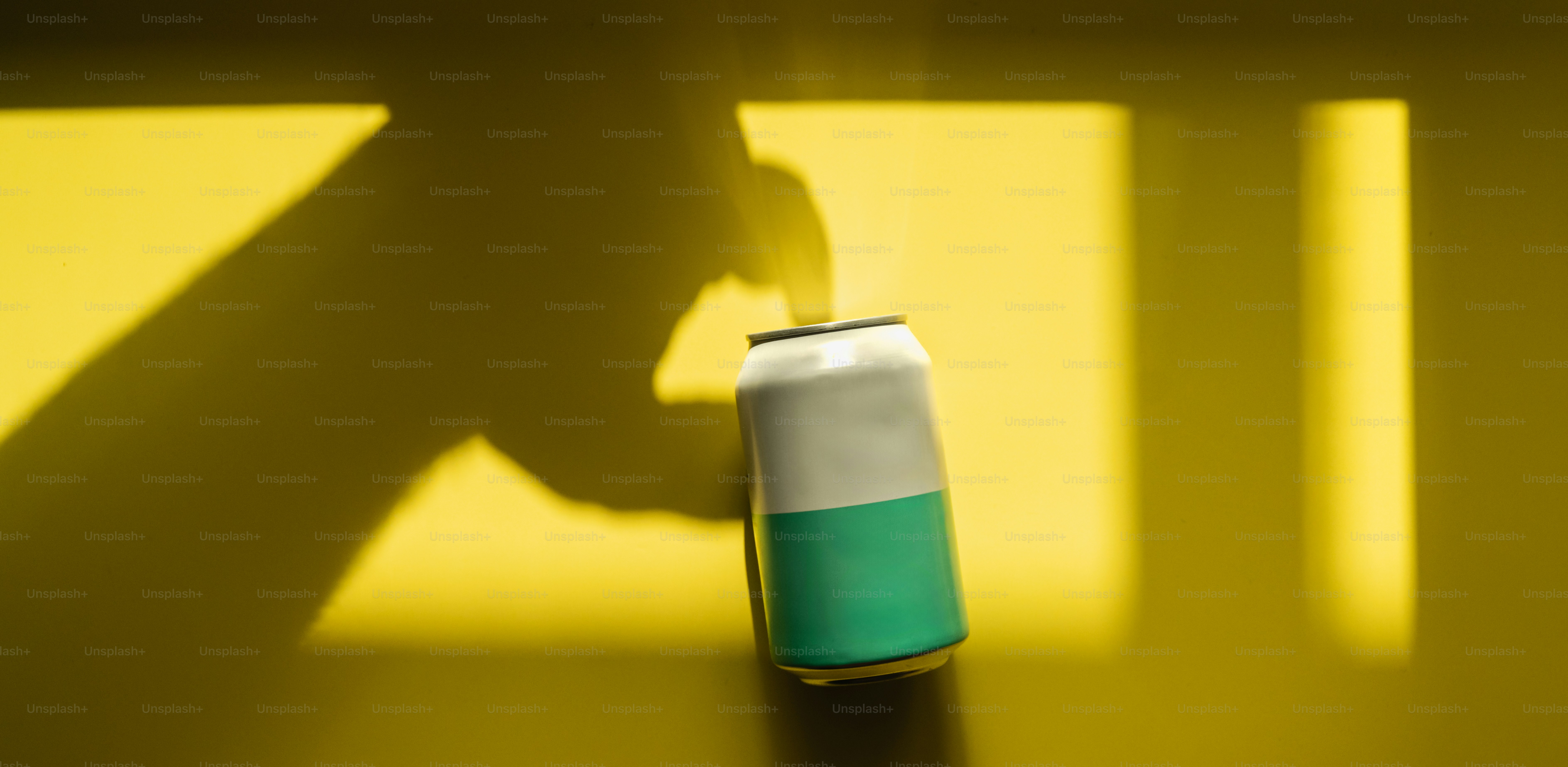 Une main tend la main vers une boîte aux ombres jaunes.