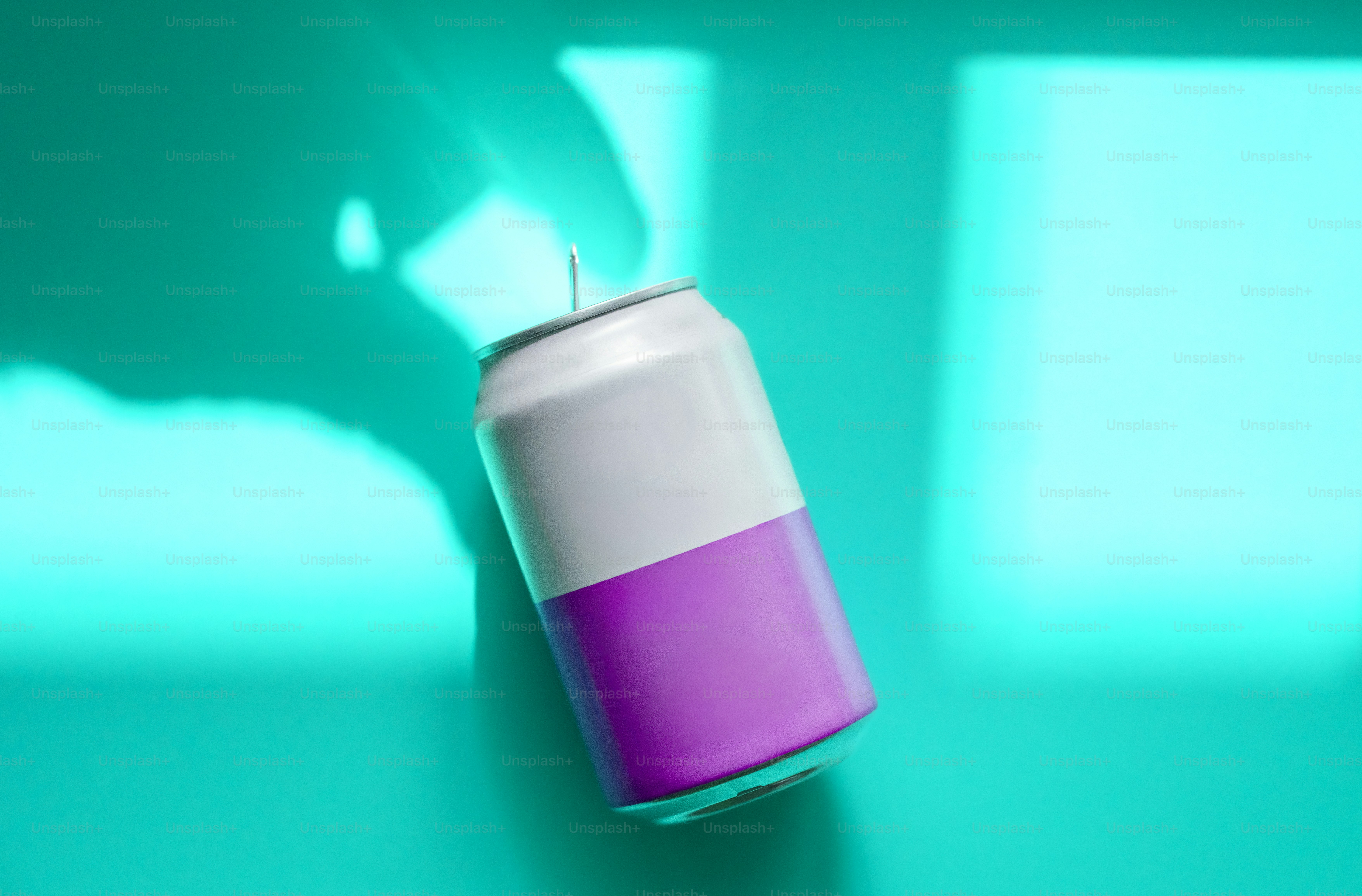 Une boîte aux sections violettes et blanches sur fond bleu sarcelle.
