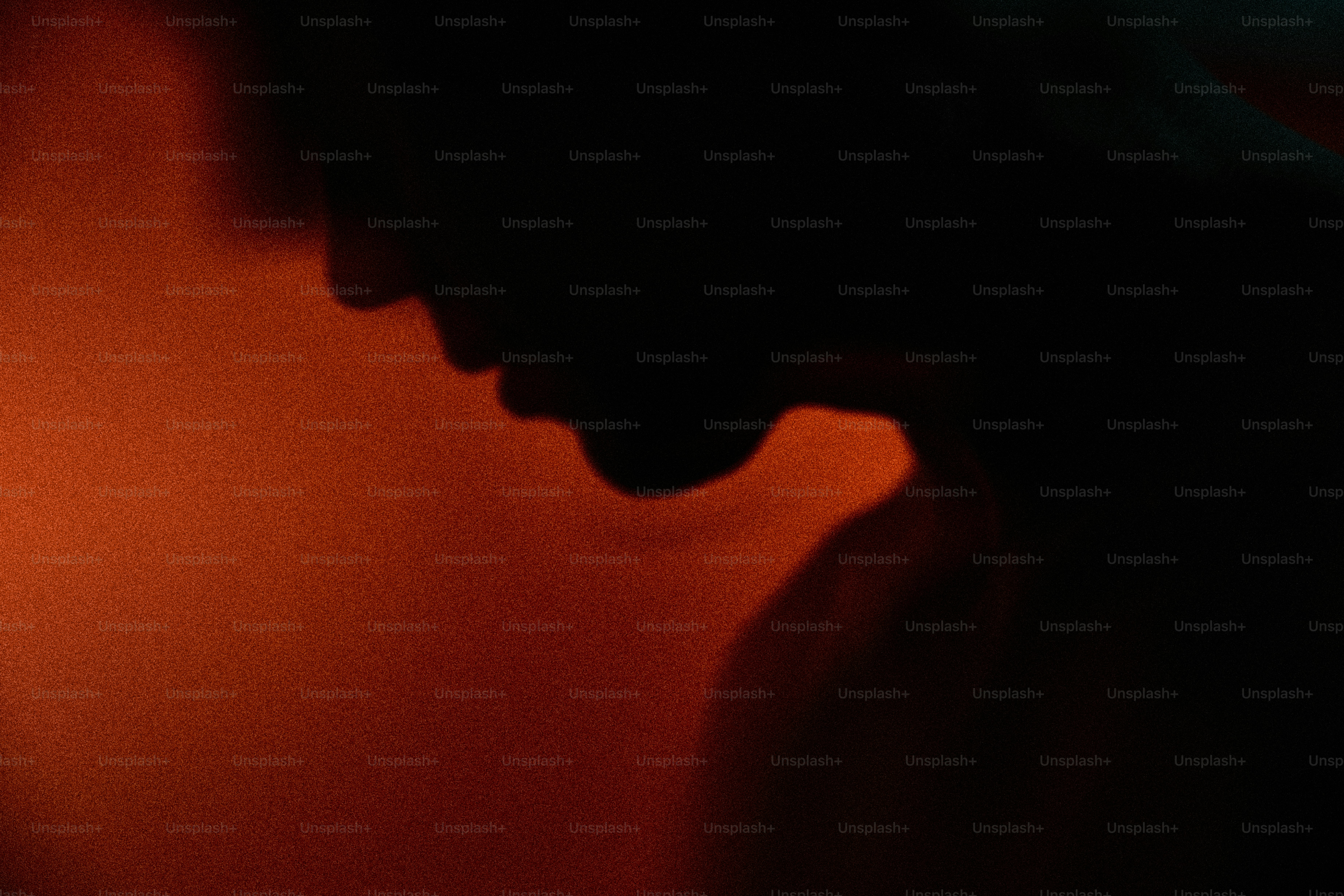 Silhouette eines Kopfes vor rotem Hintergrund