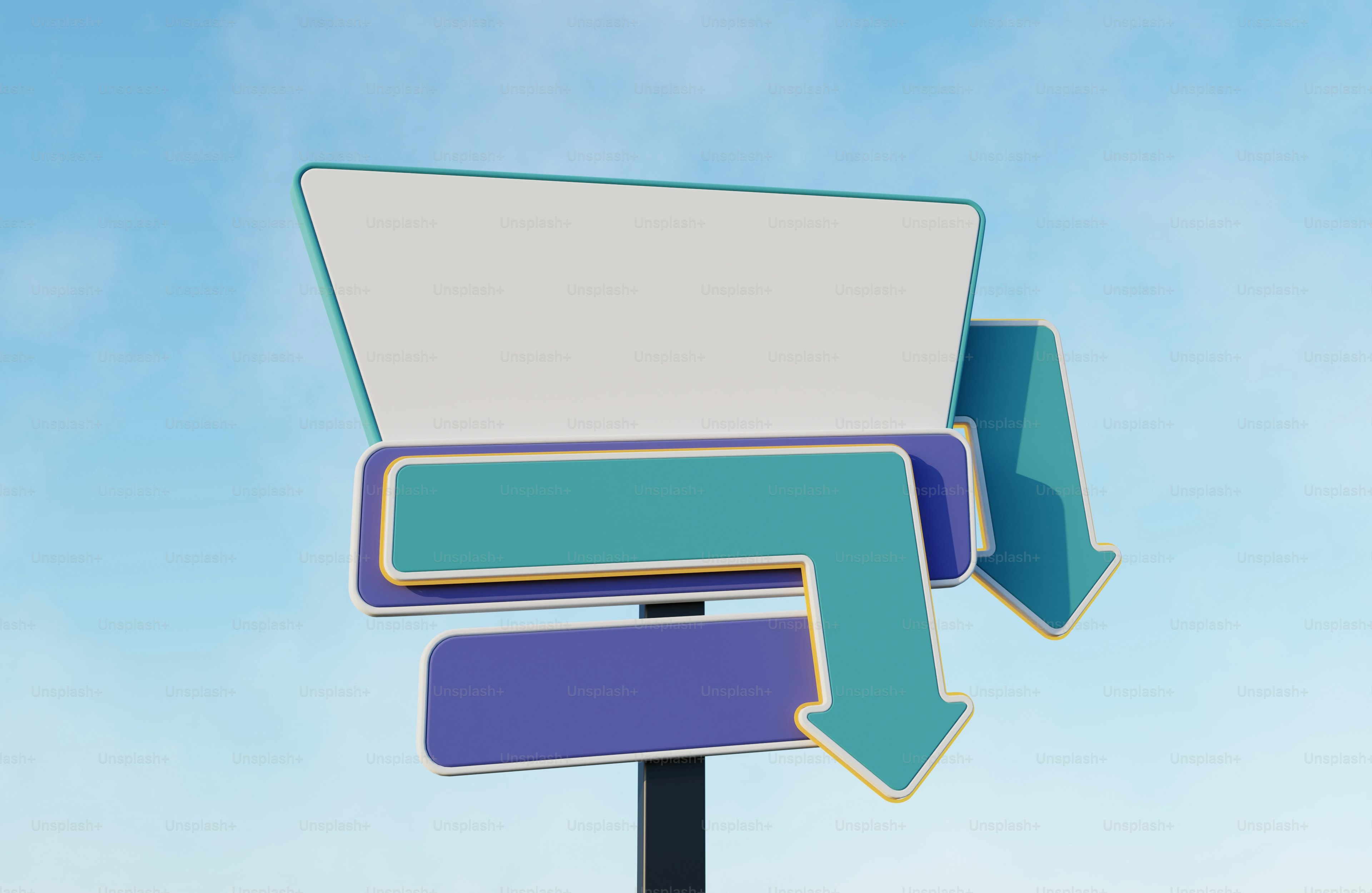 空の下で様々な方向を指し示す無地の看板