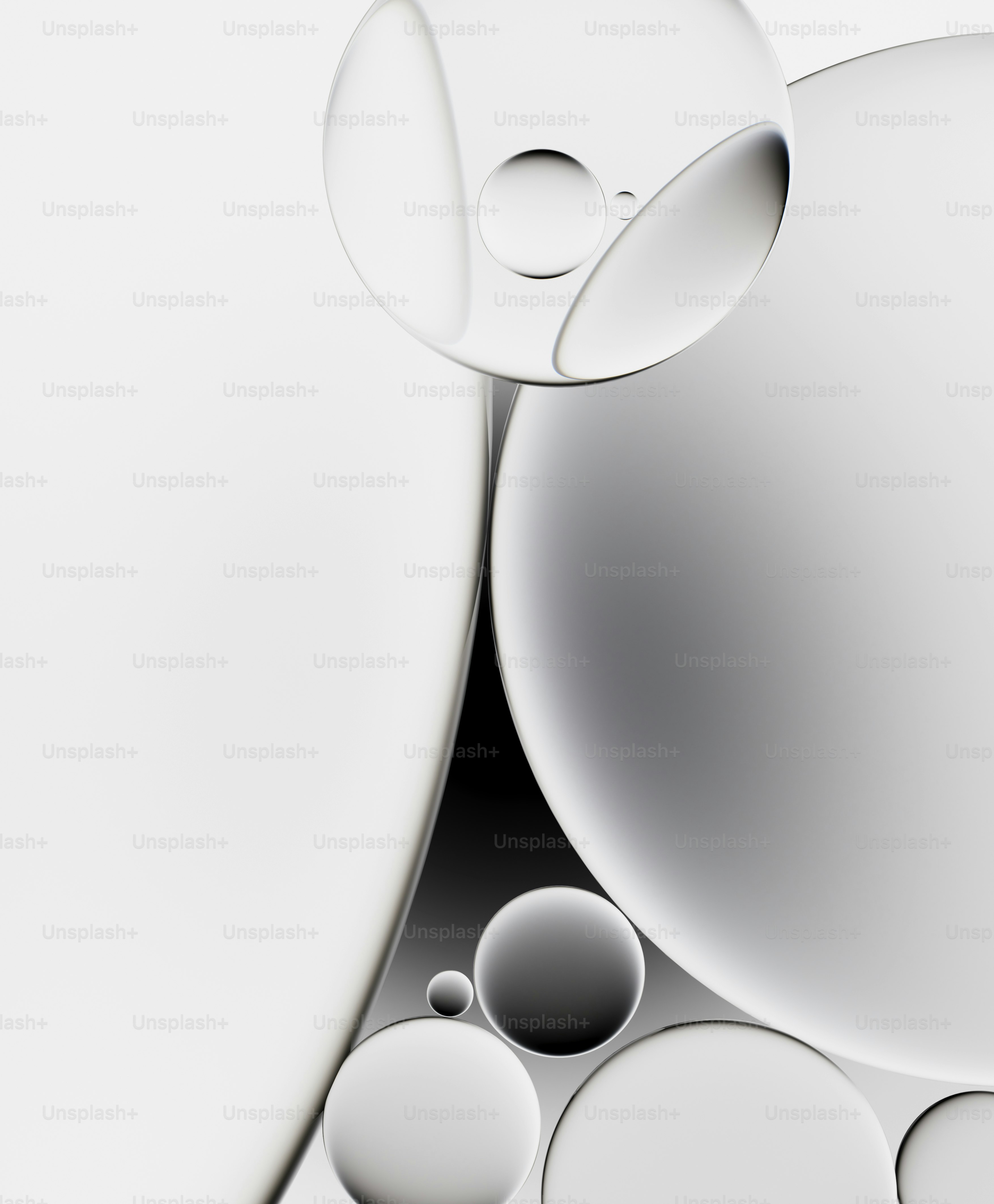 半透明の球体や円の抽象的な配置。