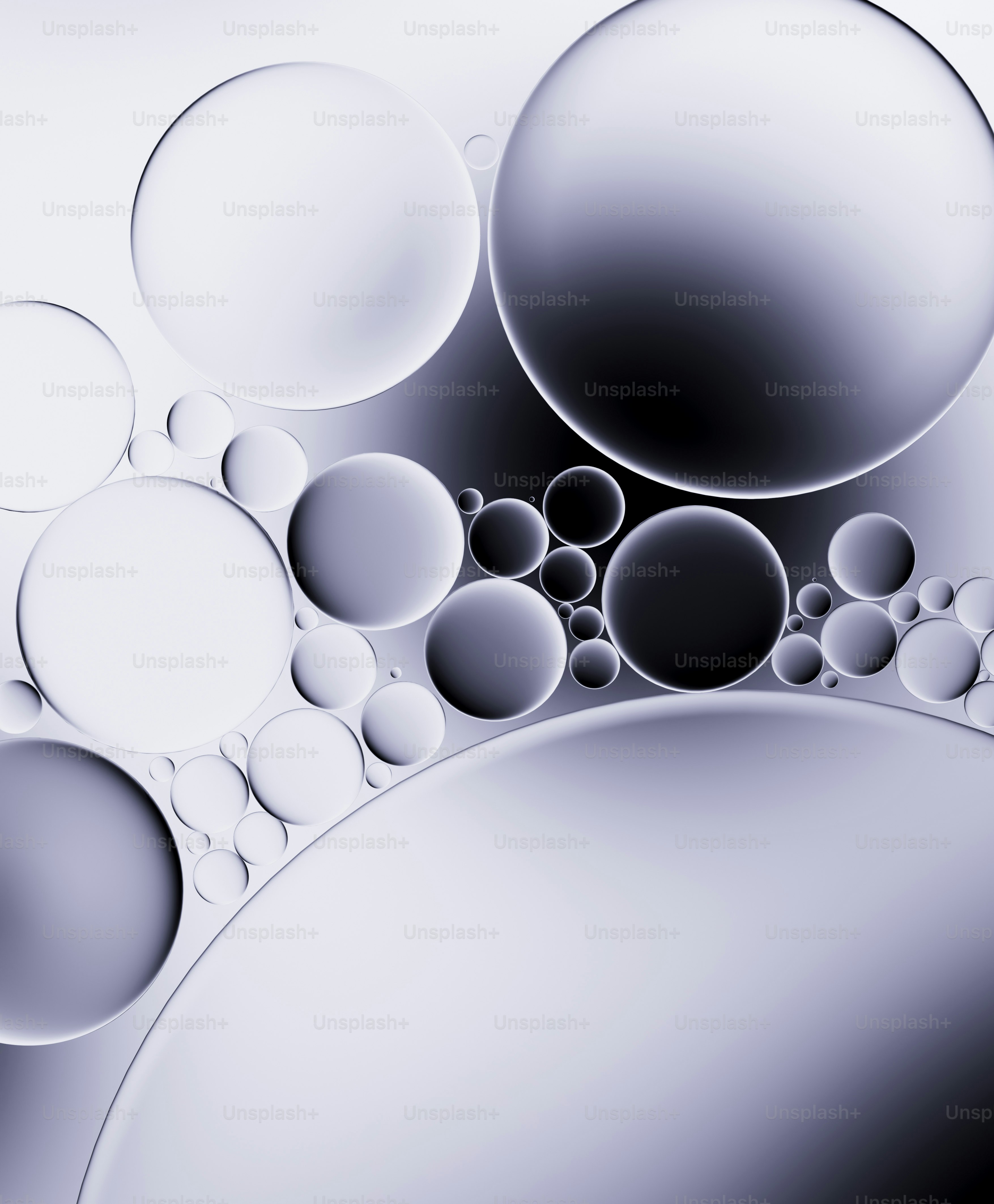 様々な大きさの紫と白の円の抽象的な配置。