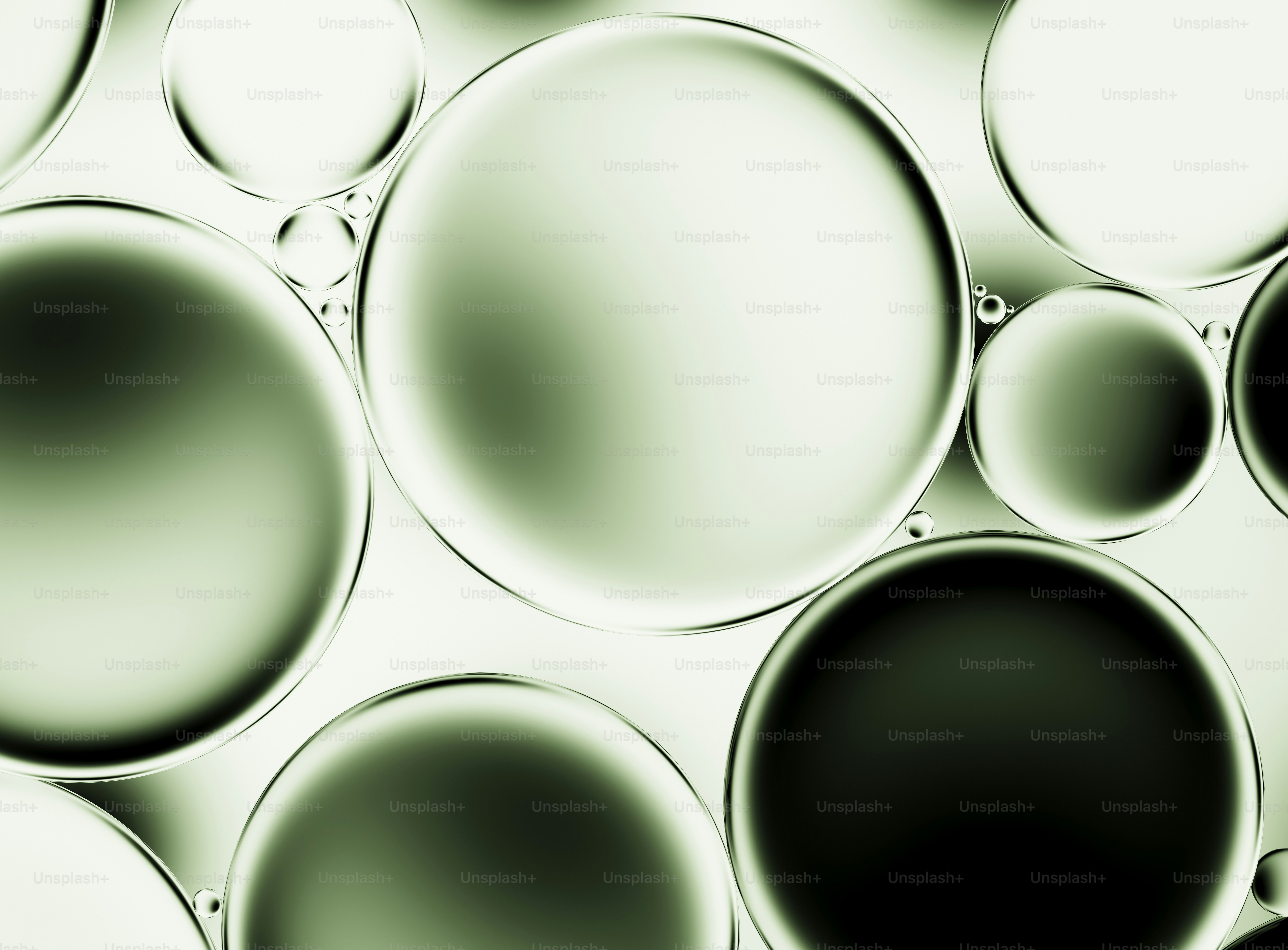 油と水の泡の抽象的な配置