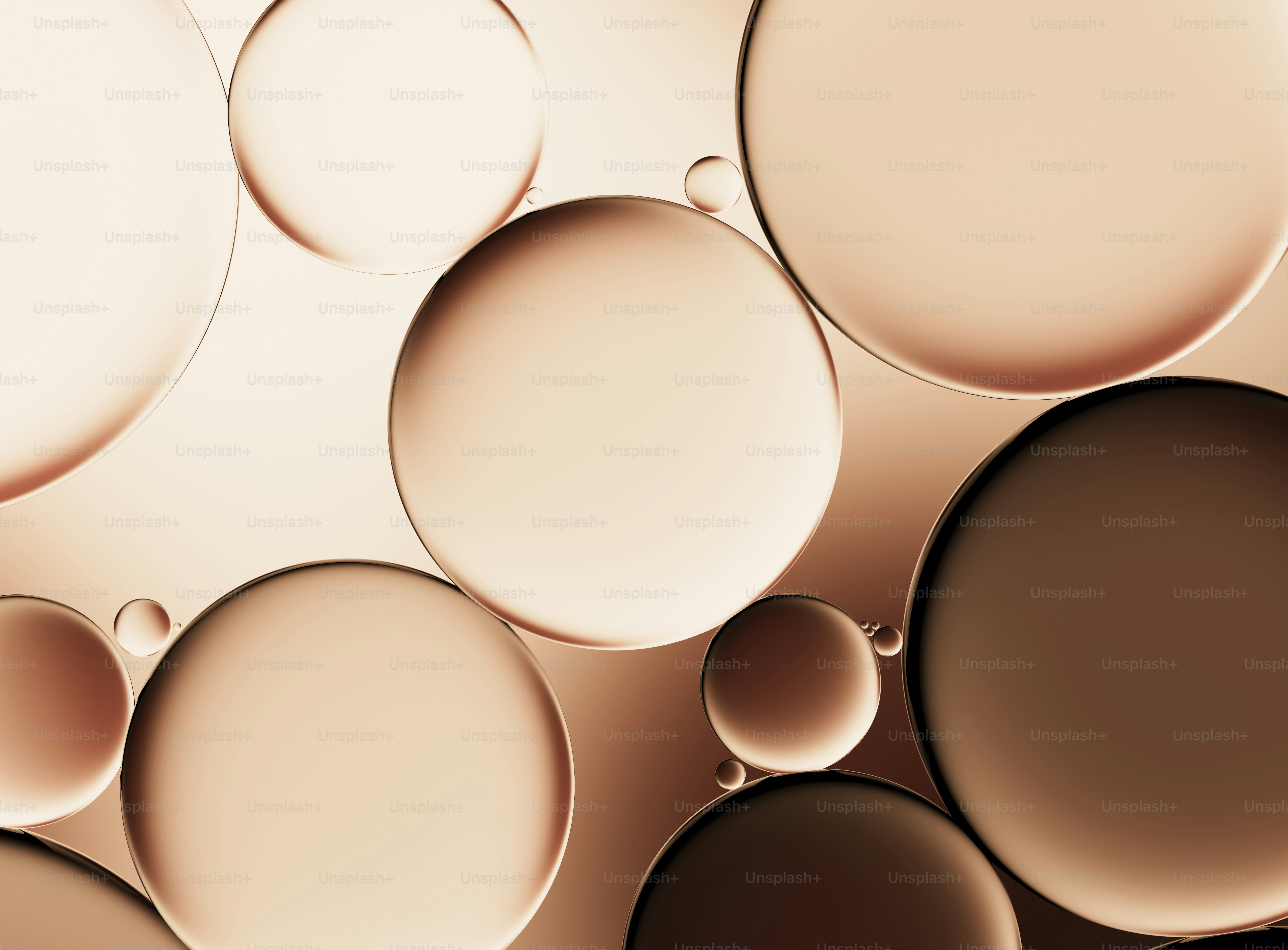 暖かい照明のもと、水中の油の泡のクローズアップ。