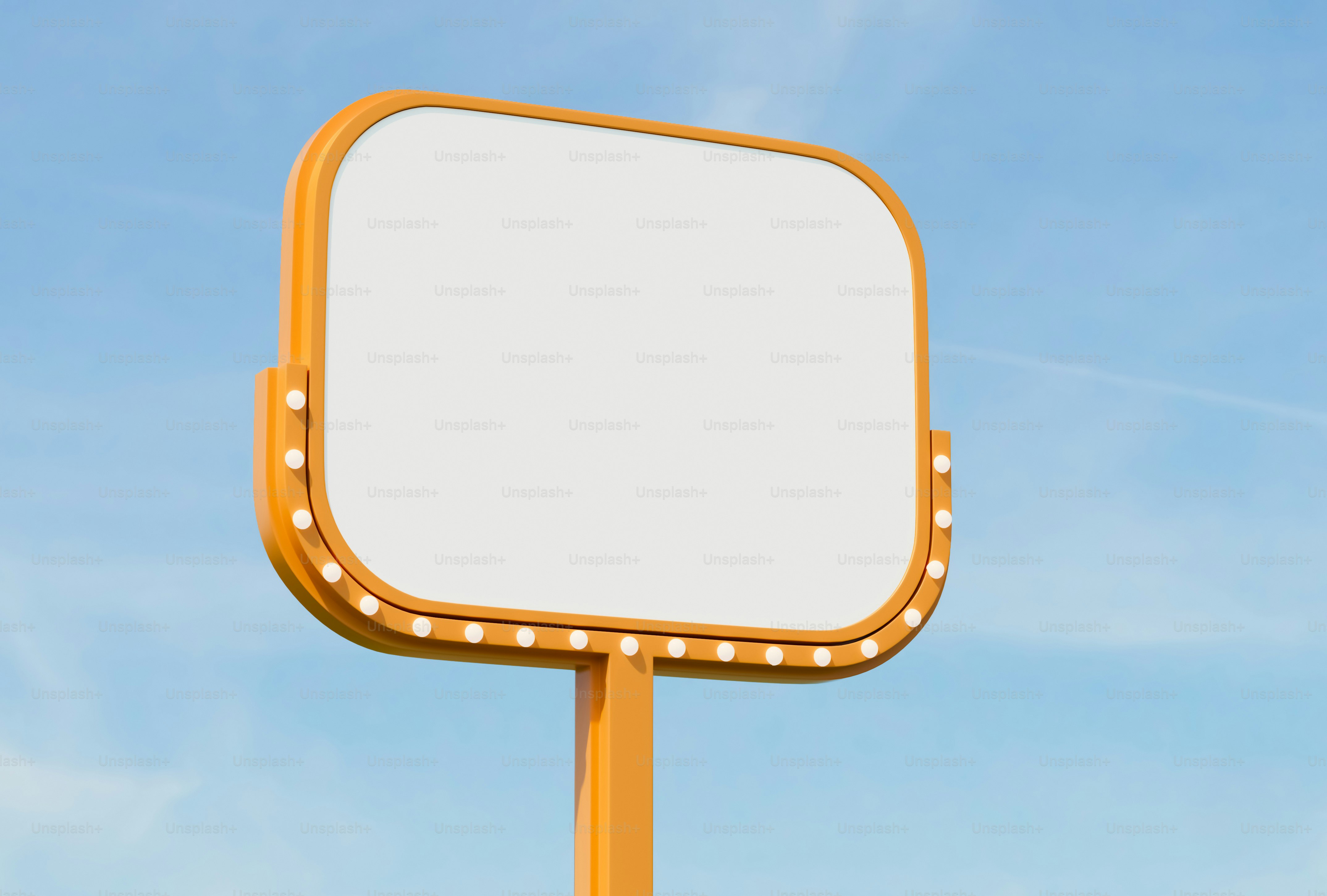 Tanda oranye kosong dengan lampu bertentangan dengan langit biru