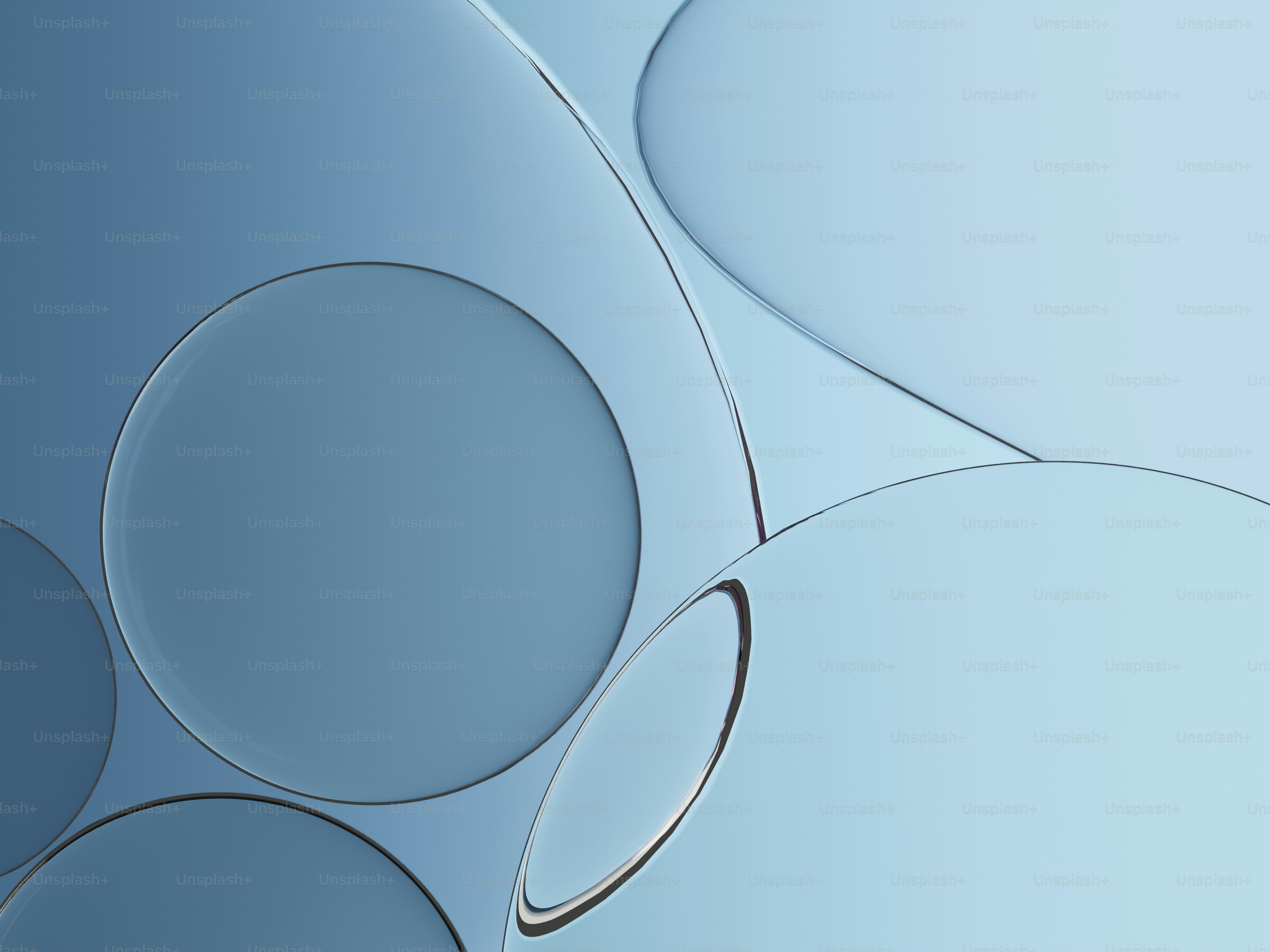 柔らかなグラデーションと反射を持つ抽象的な青い円