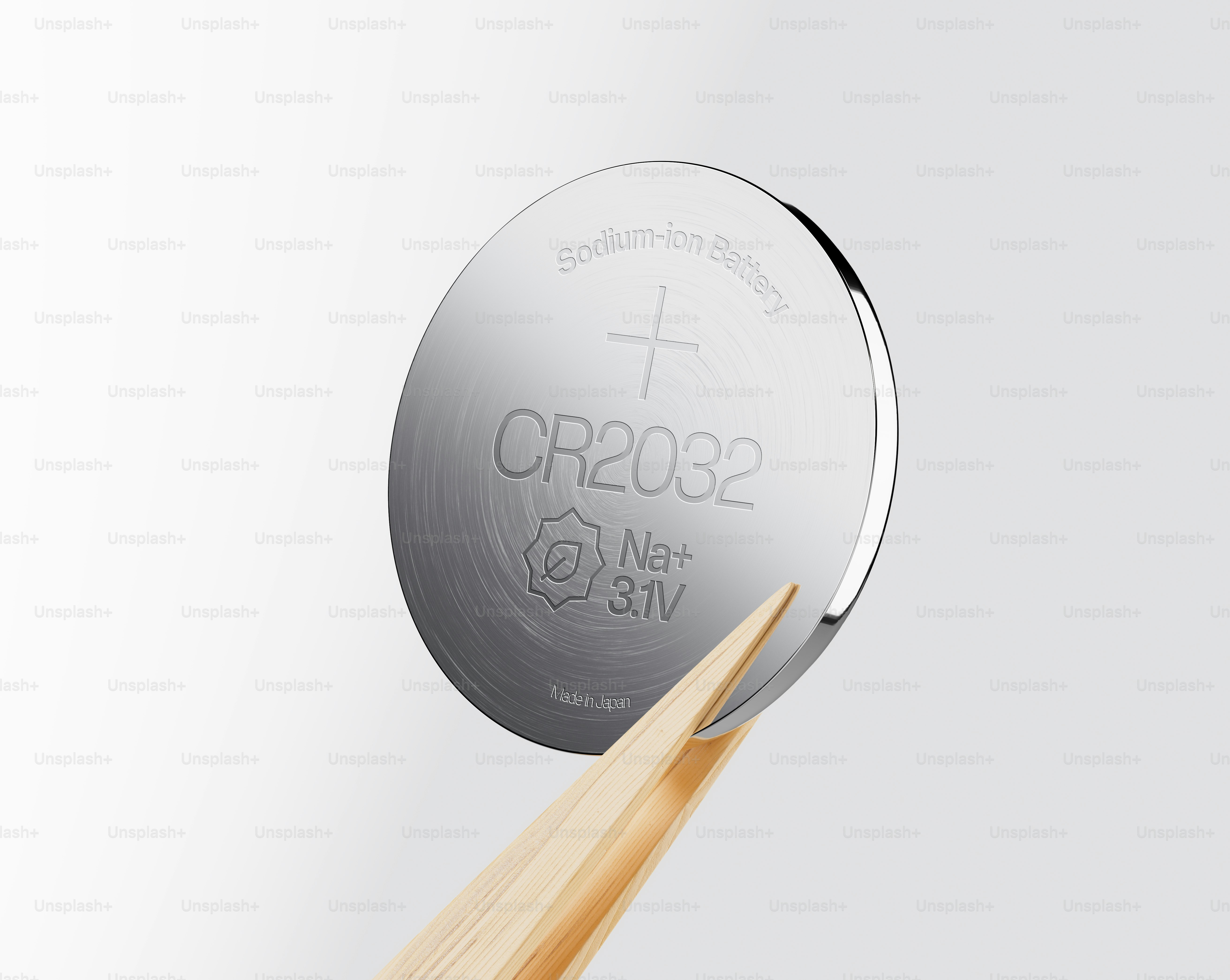 핀셋으로 고정하는 단일 CR2032 버튼 셀 배터리