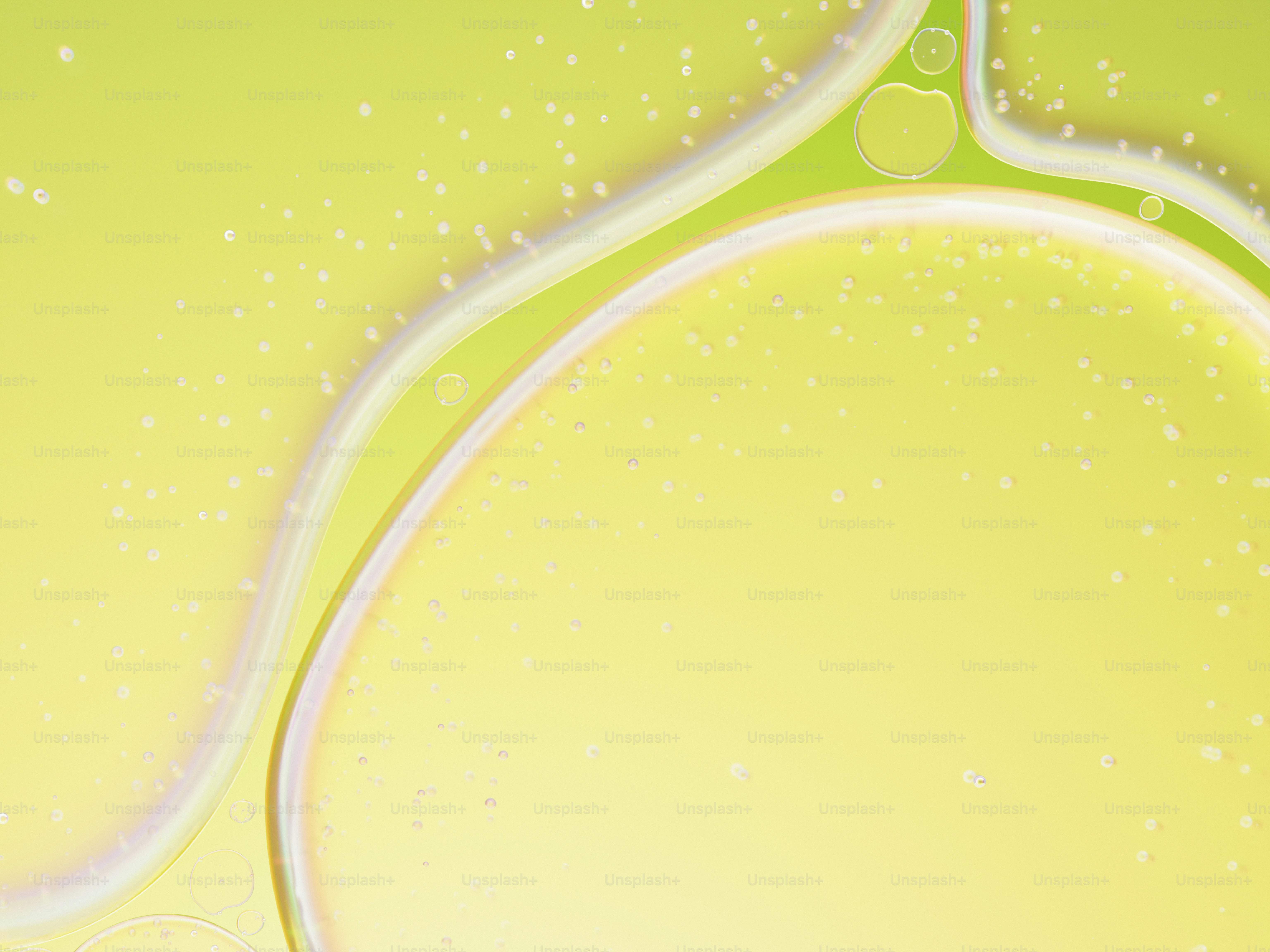 Abstrakte gelbe und grüne Flüssigkeit mit Blasen