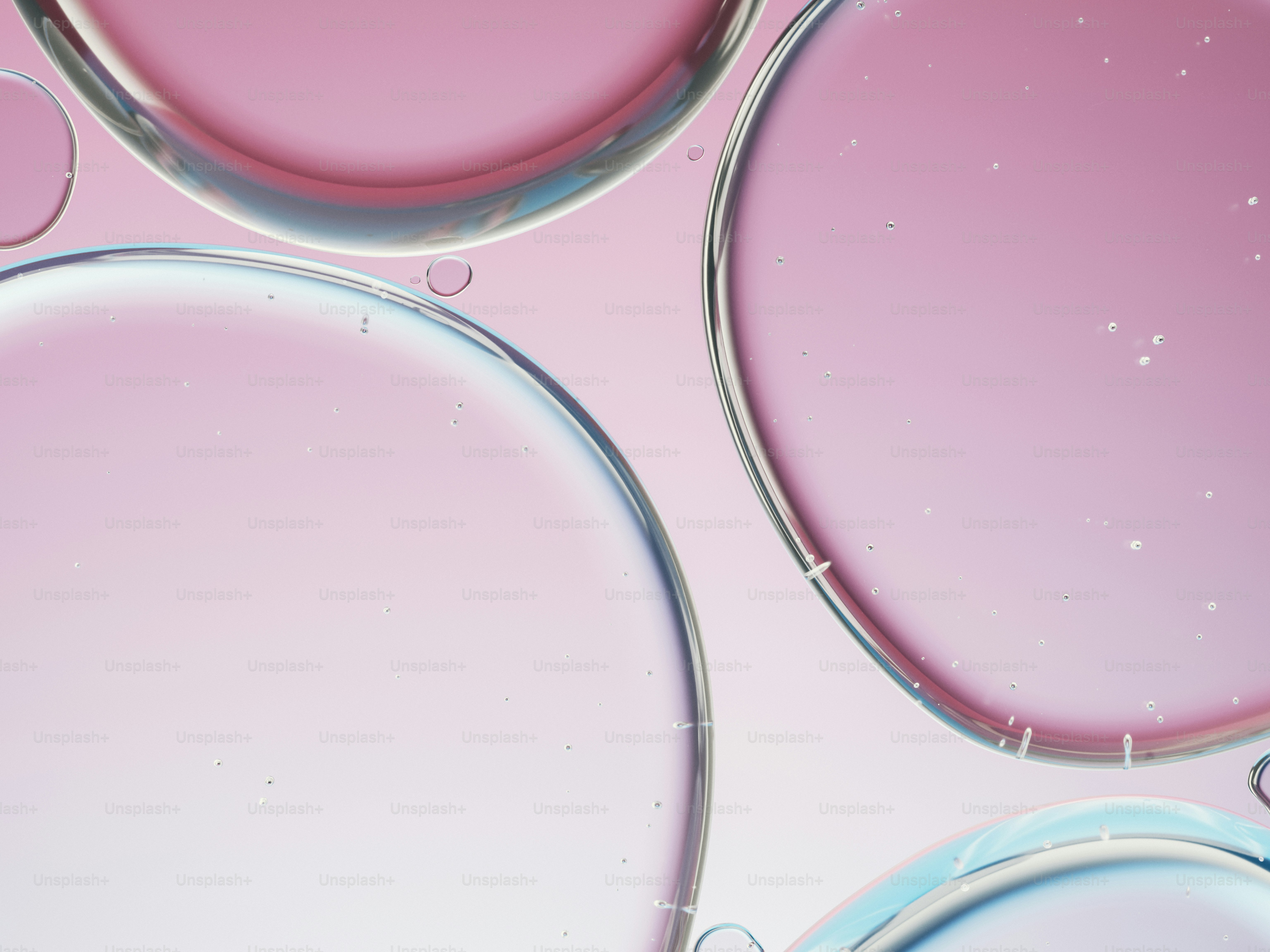 Nahaufnahme von rosa Öl- und Wasserblasen.