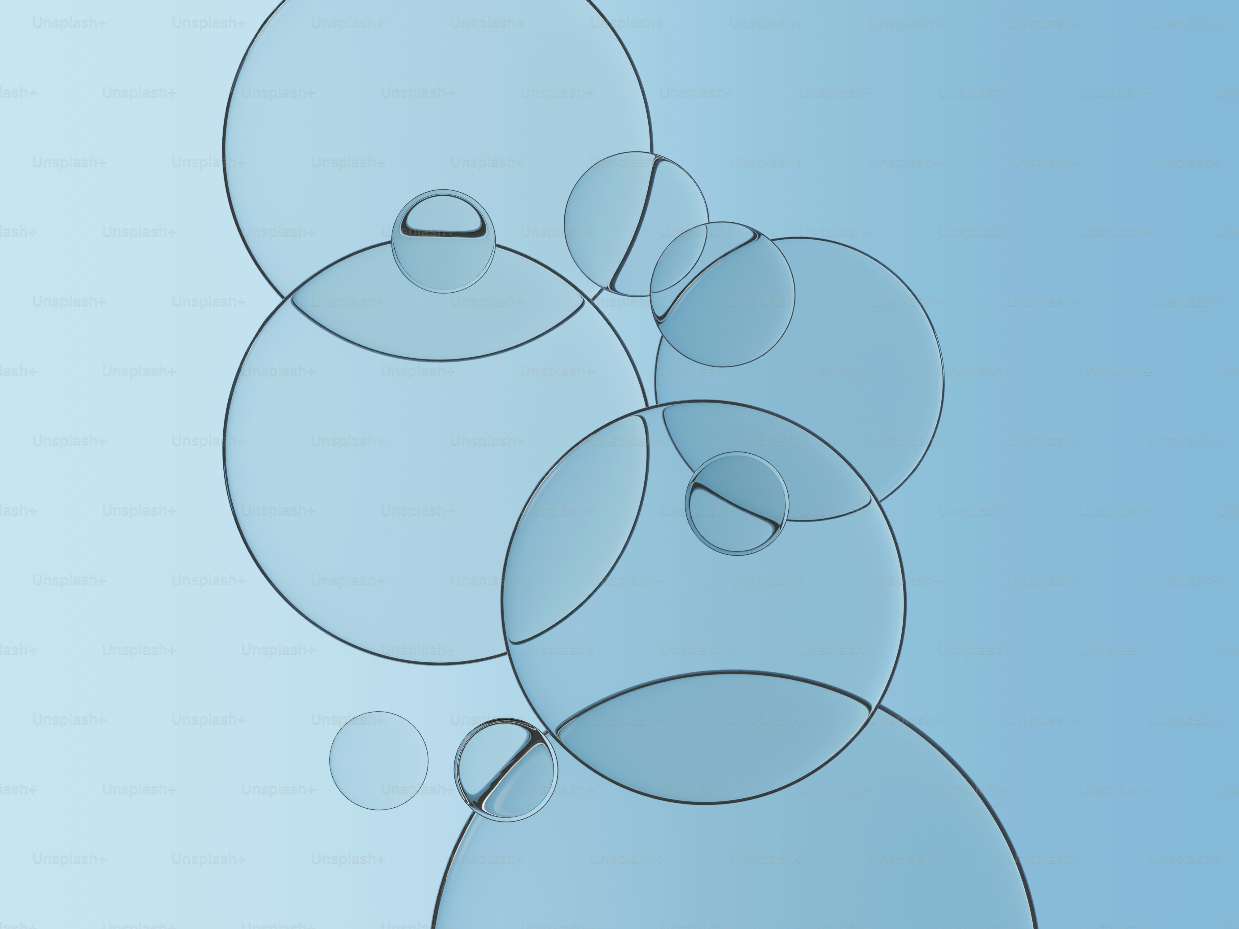 薄い青の背景に浮かぶ透明な泡。