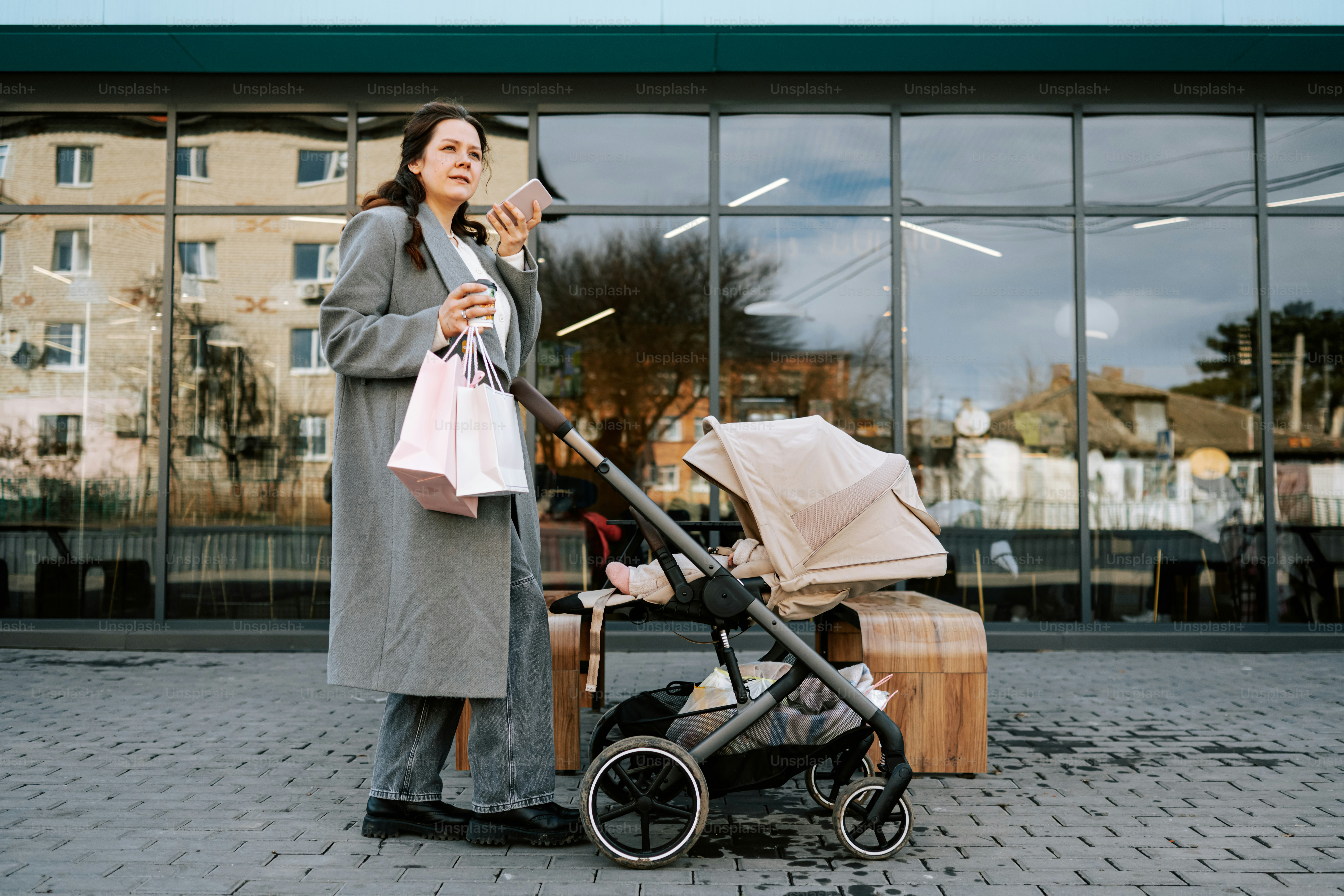 Mujer con carrito y equipaje espera fuera del edificio