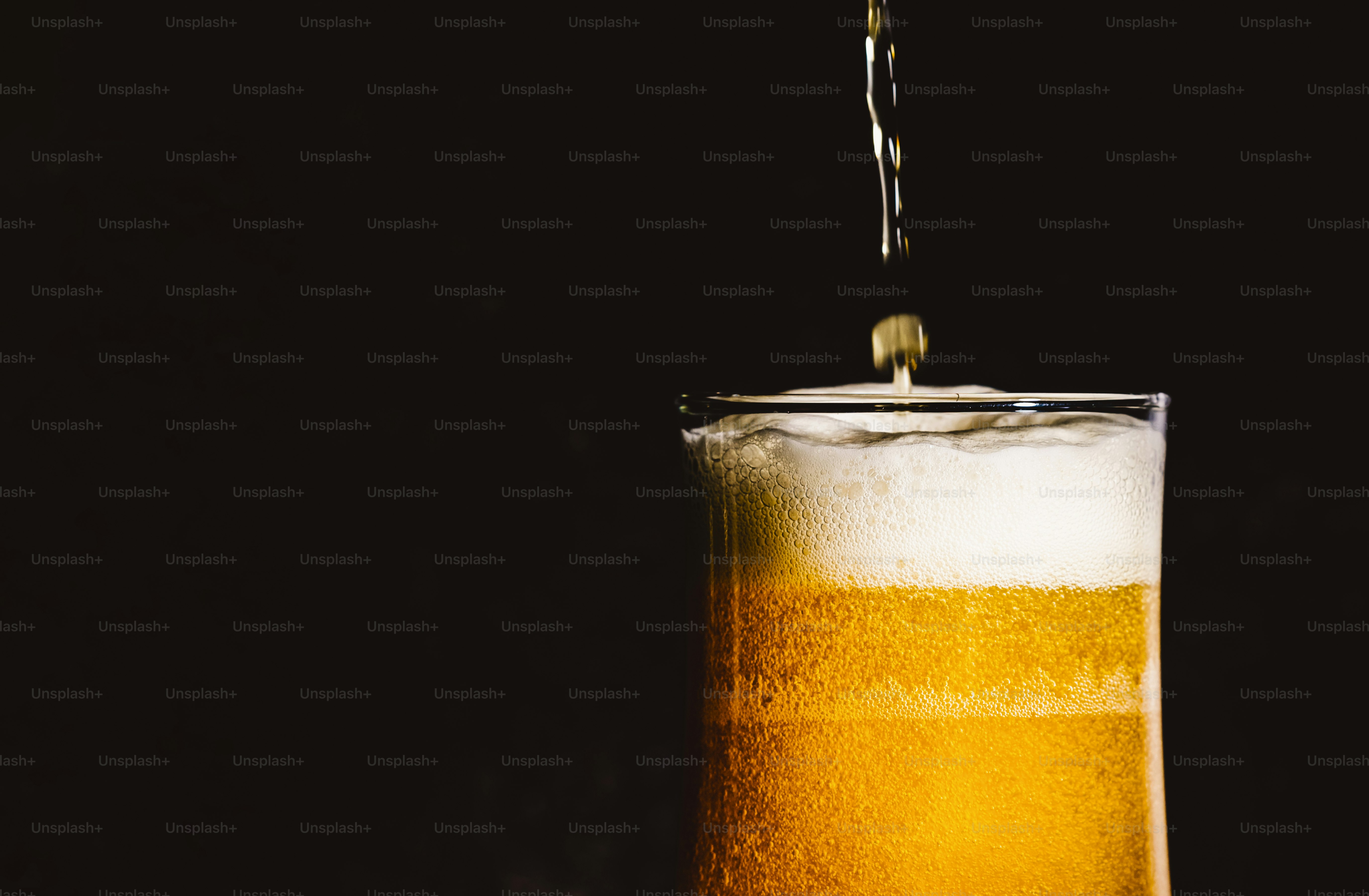 Bière versée dans un verre avec de la mousse